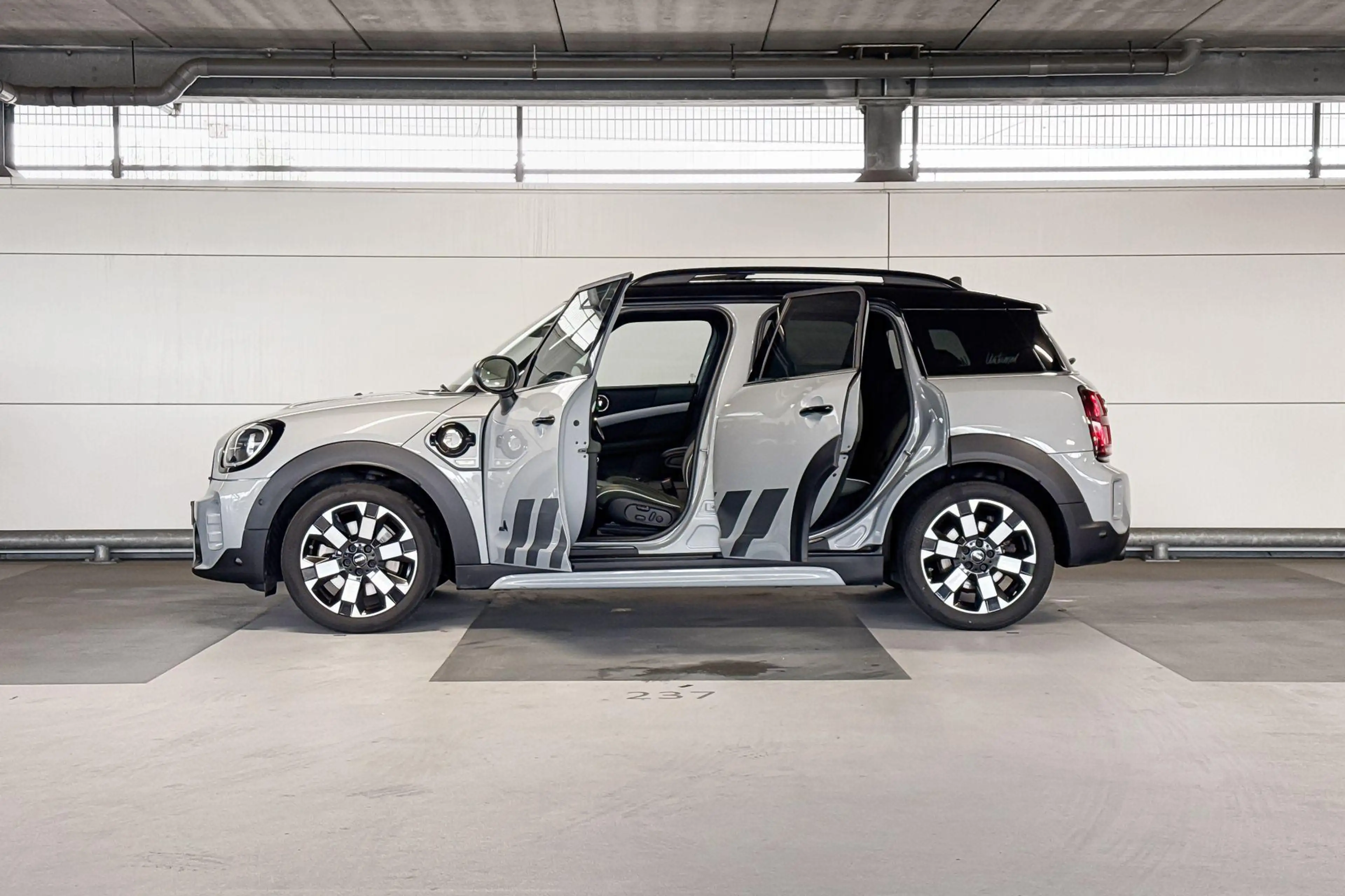 MINI Cooper SE Countryman 1.5 ALL4 Untamed Edition — photo 3