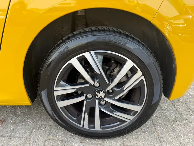 Peugeot 208 view 17