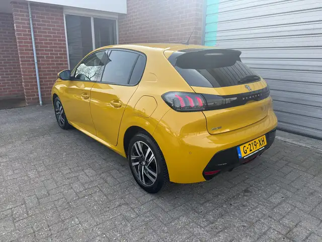 Peugeot 208 view 5