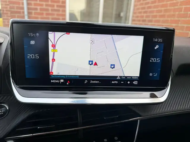 Peugeot 208 view 11