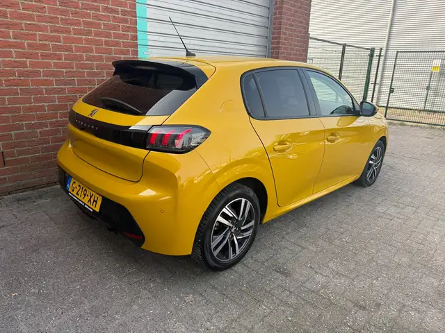 Peugeot 208 view 4