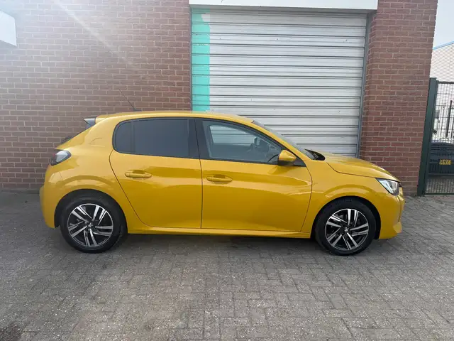 Peugeot 208 view 10