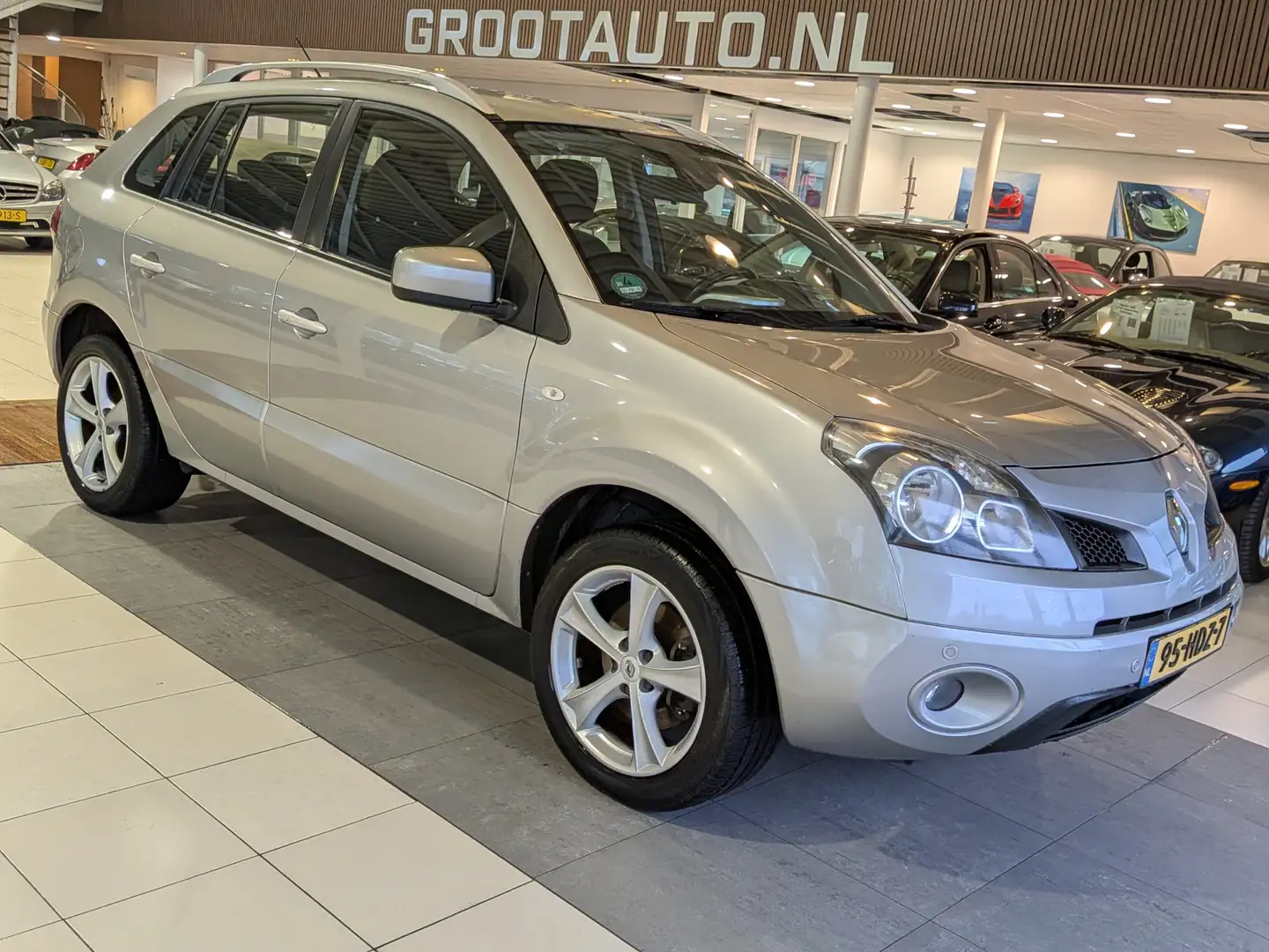 Renault Koleos 2.5 Dynamique Pack Airco, Cruise Control, Trekhaak Grijs - 1
