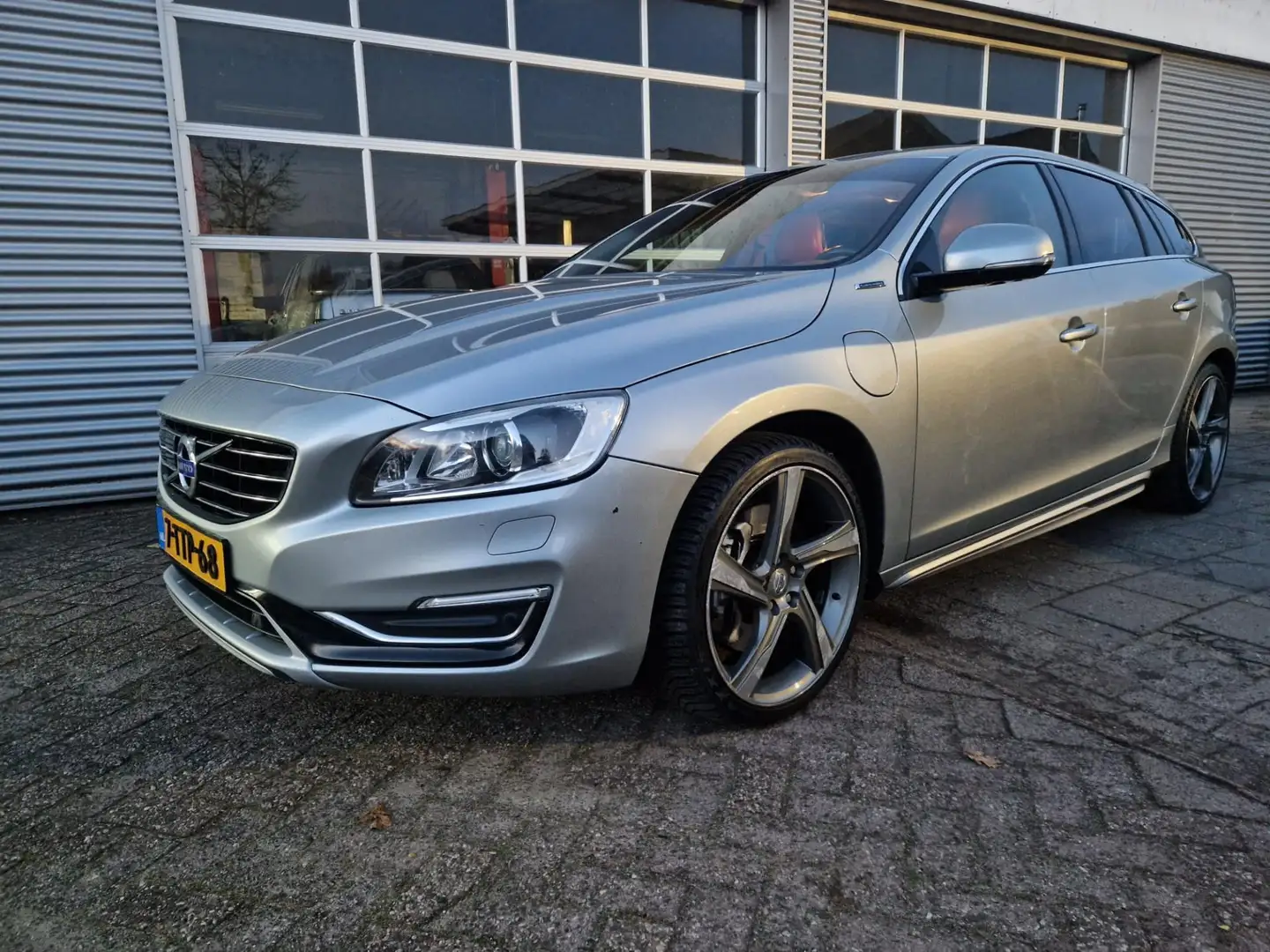 Volvo V60 2.4 D6 AWD Plug-In Hybrid Summum Grigio - 1