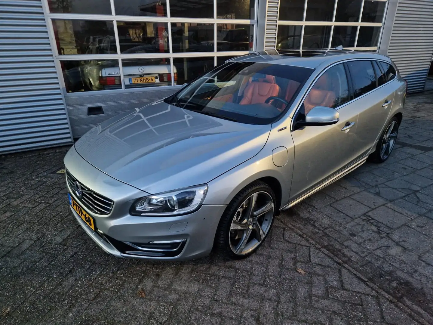 Volvo V60 2.4 D6 AWD Plug-In Hybrid Summum Grigio - 2