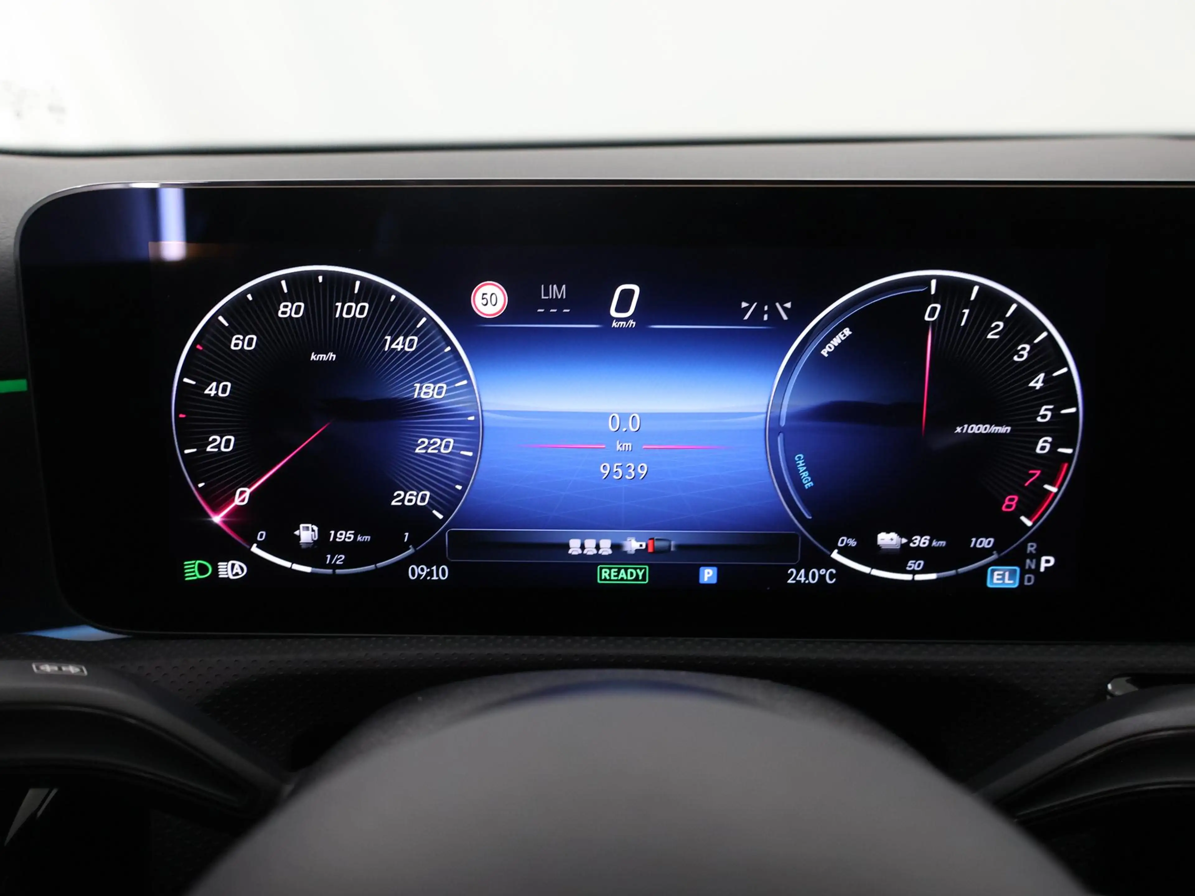 Mercedes-Benz A 250 e AMG Line | Night | Multispaaks velgen | Panorama — photo 12
