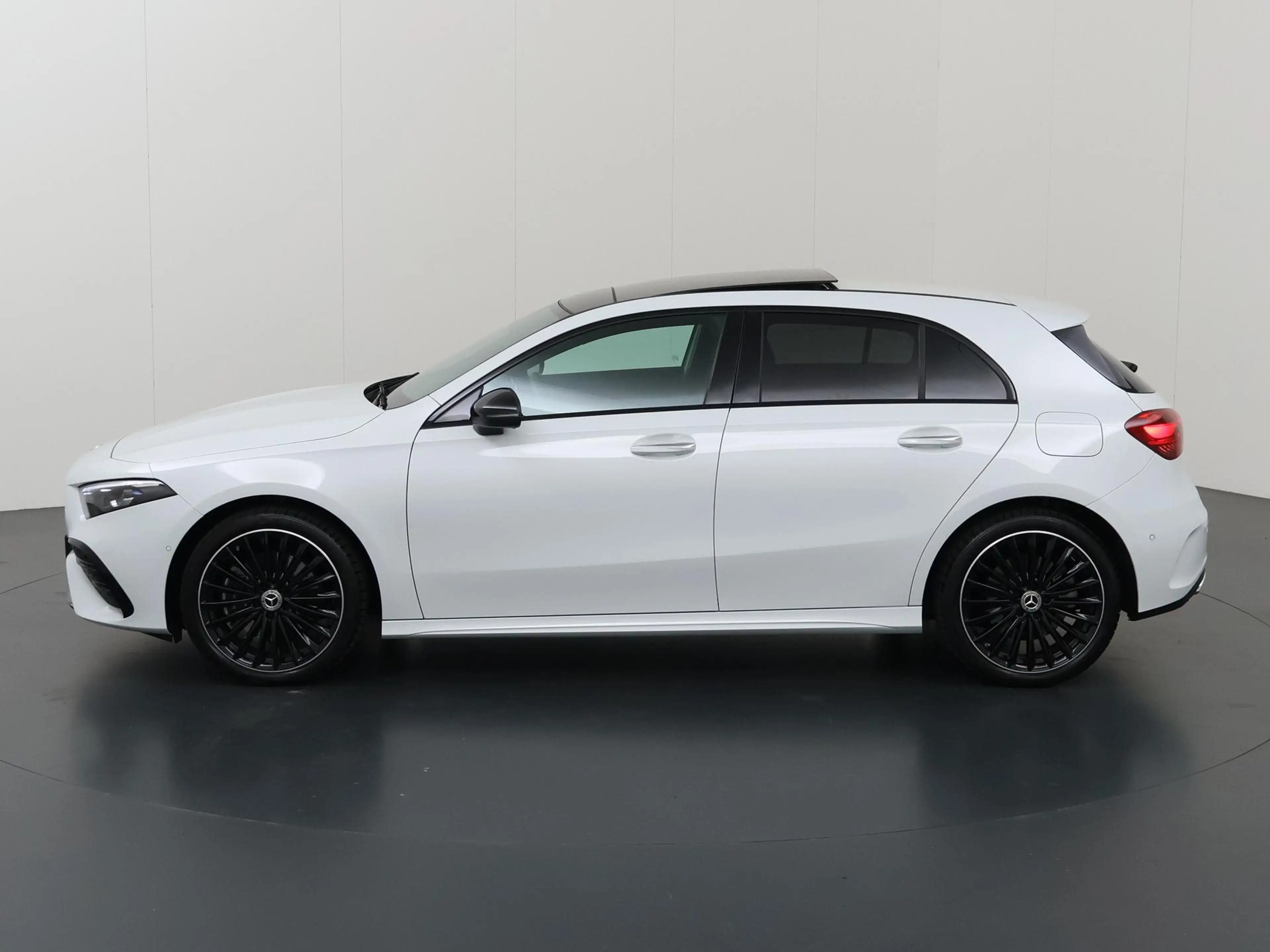 Mercedes-Benz A 250 e AMG Line | Night | Multispaaks velgen | Panorama — photo 5