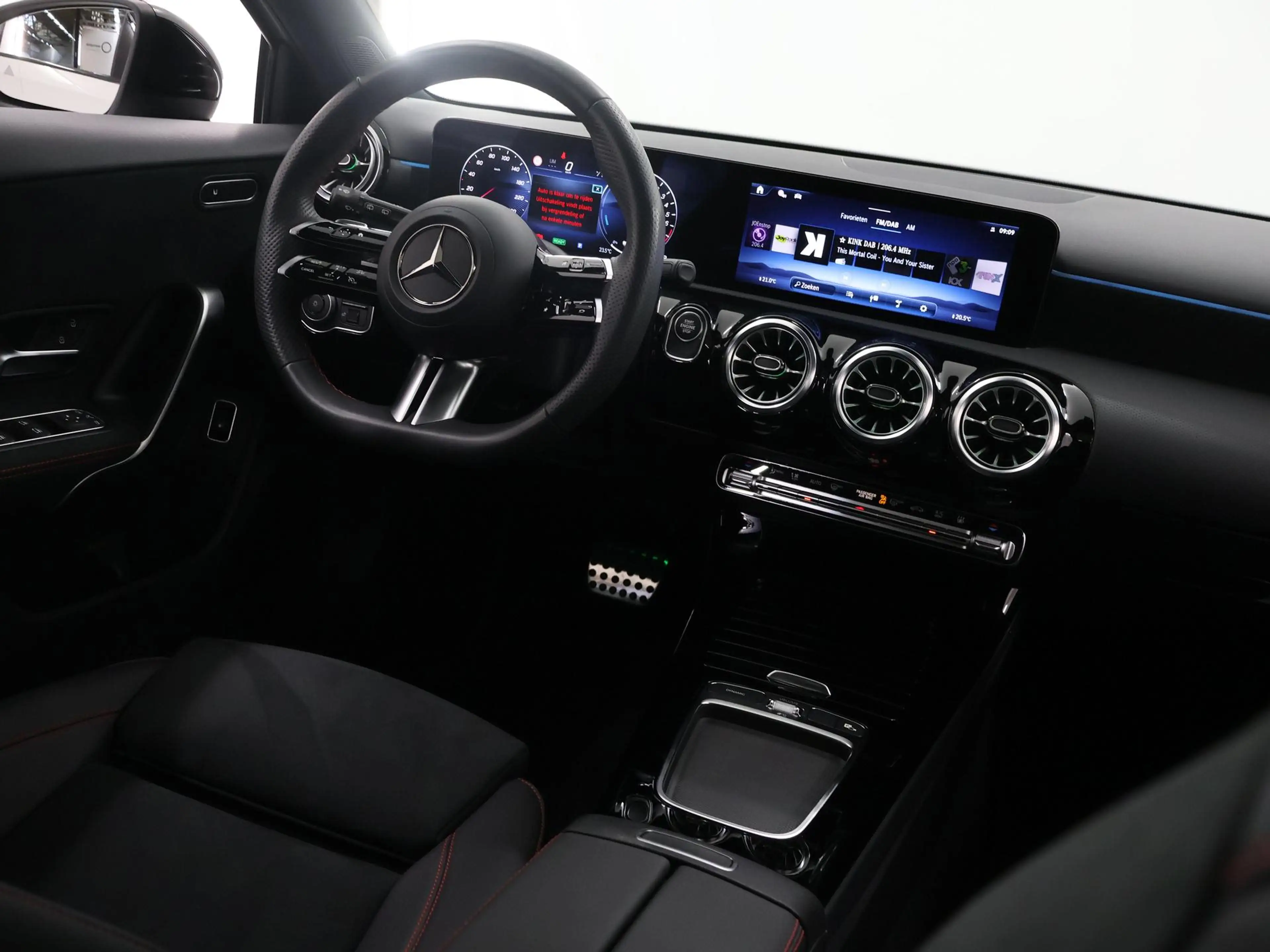 Mercedes-Benz A 250 e AMG Line | Night | Multispaaks velgen | Panorama — photo 9