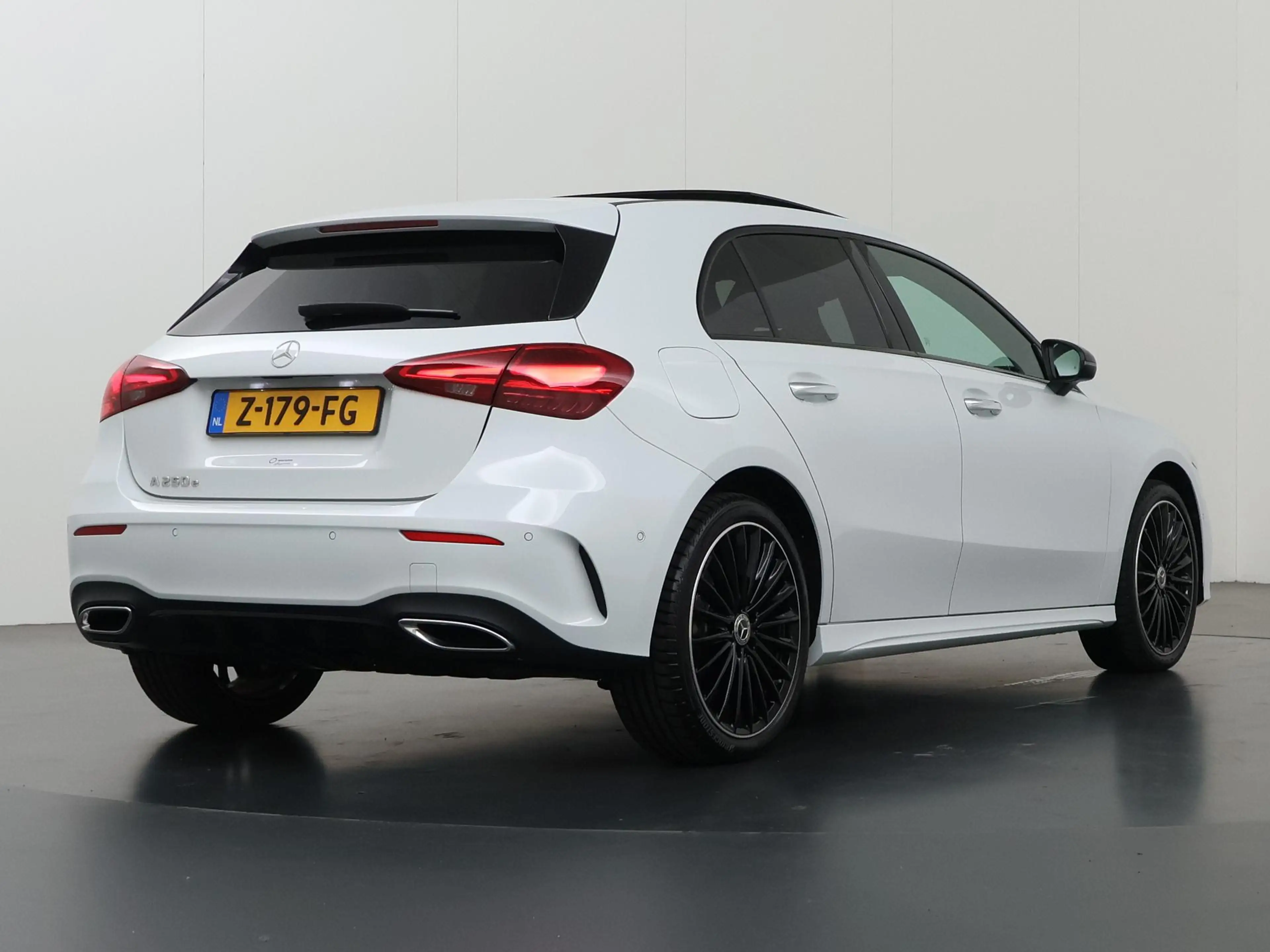 Mercedes-Benz A 250 e AMG Line | Night | Multispaaks velgen | Panorama — photo 2