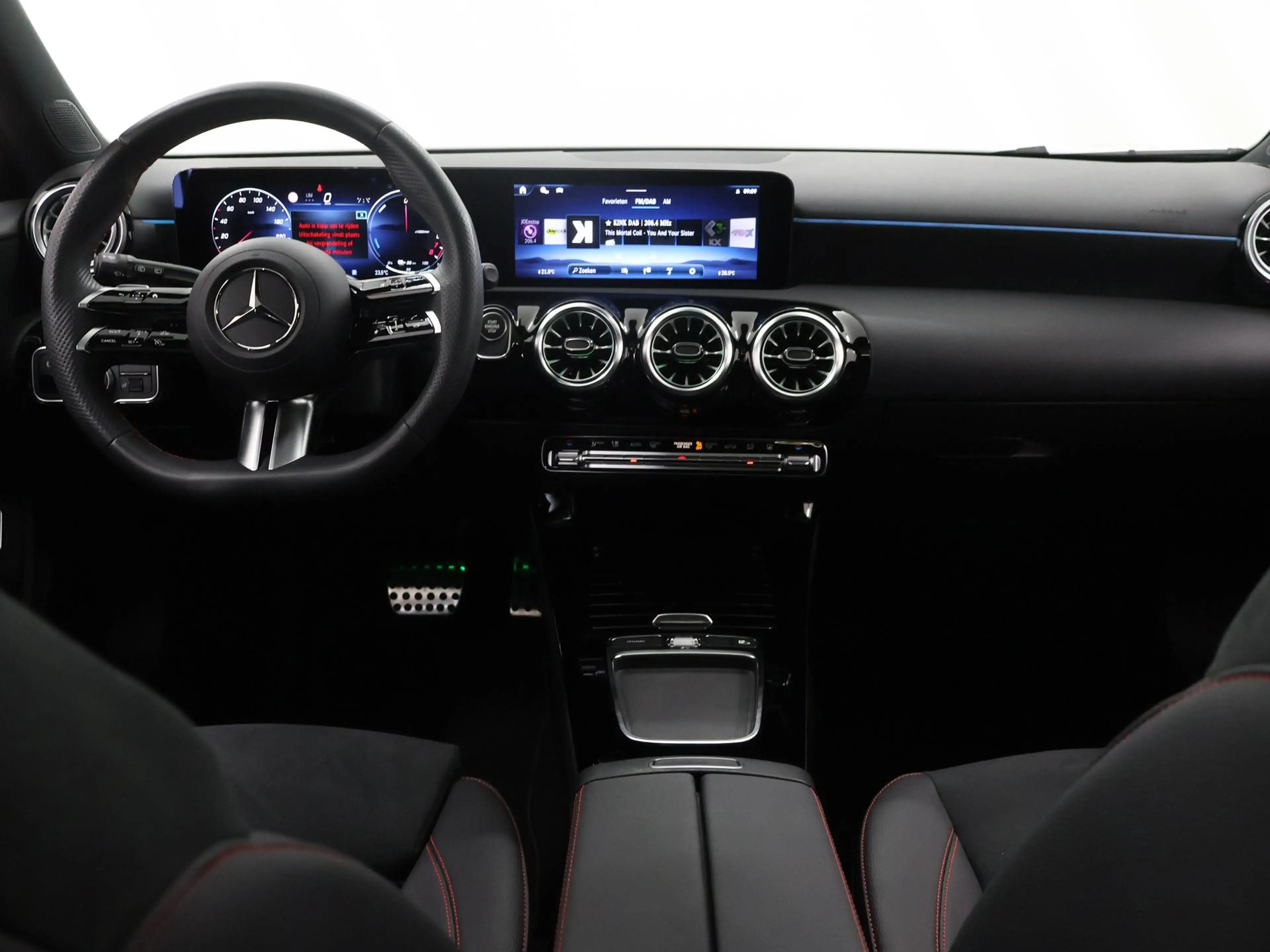 Mercedes-Benz A 250 e AMG Line | Night | Multispaaks velgen | Panorama — photo 8