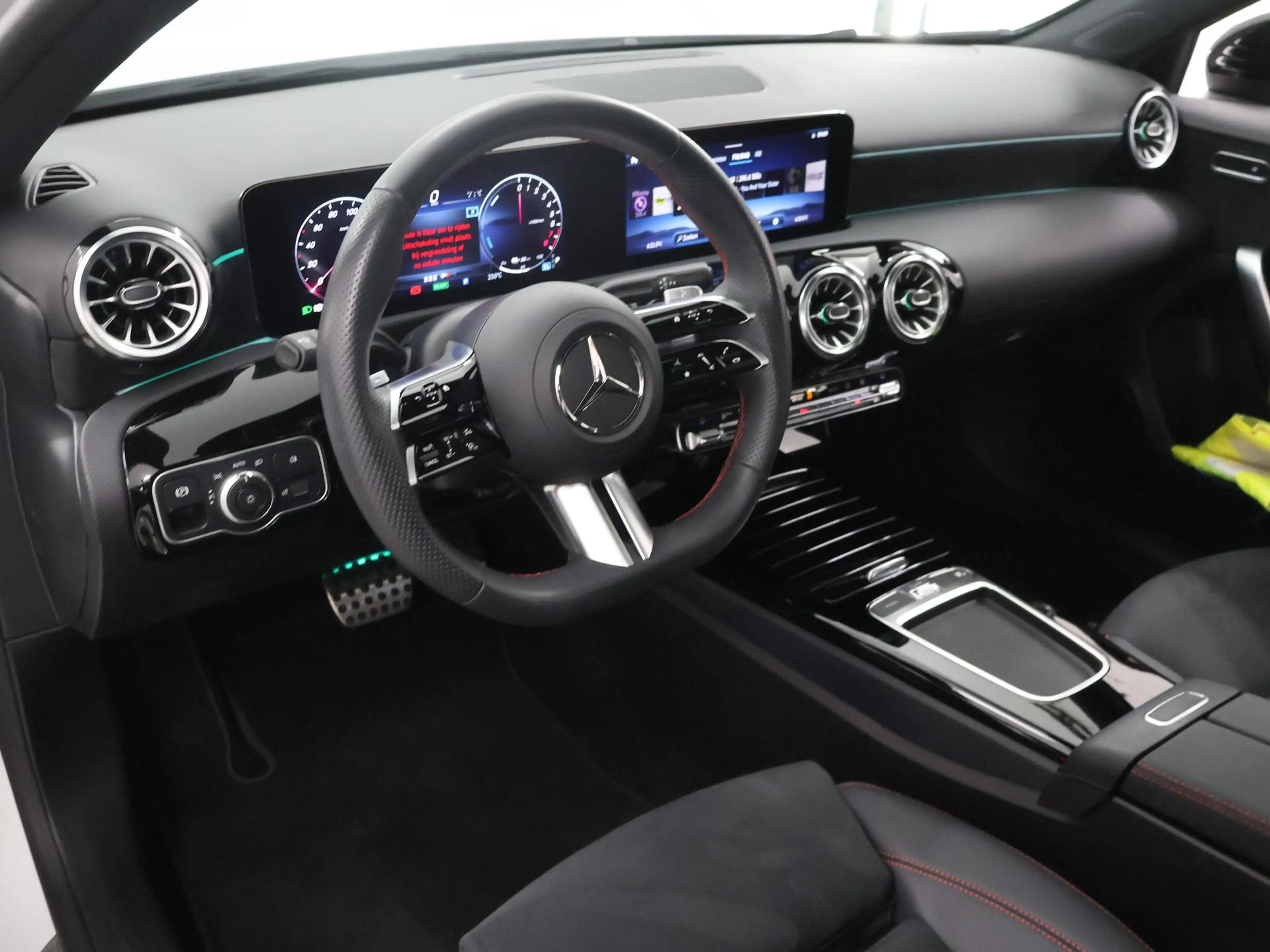 Mercedes-Benz A 250 e AMG Line | Night | Multispaaks velgen | Panorama — photo 7