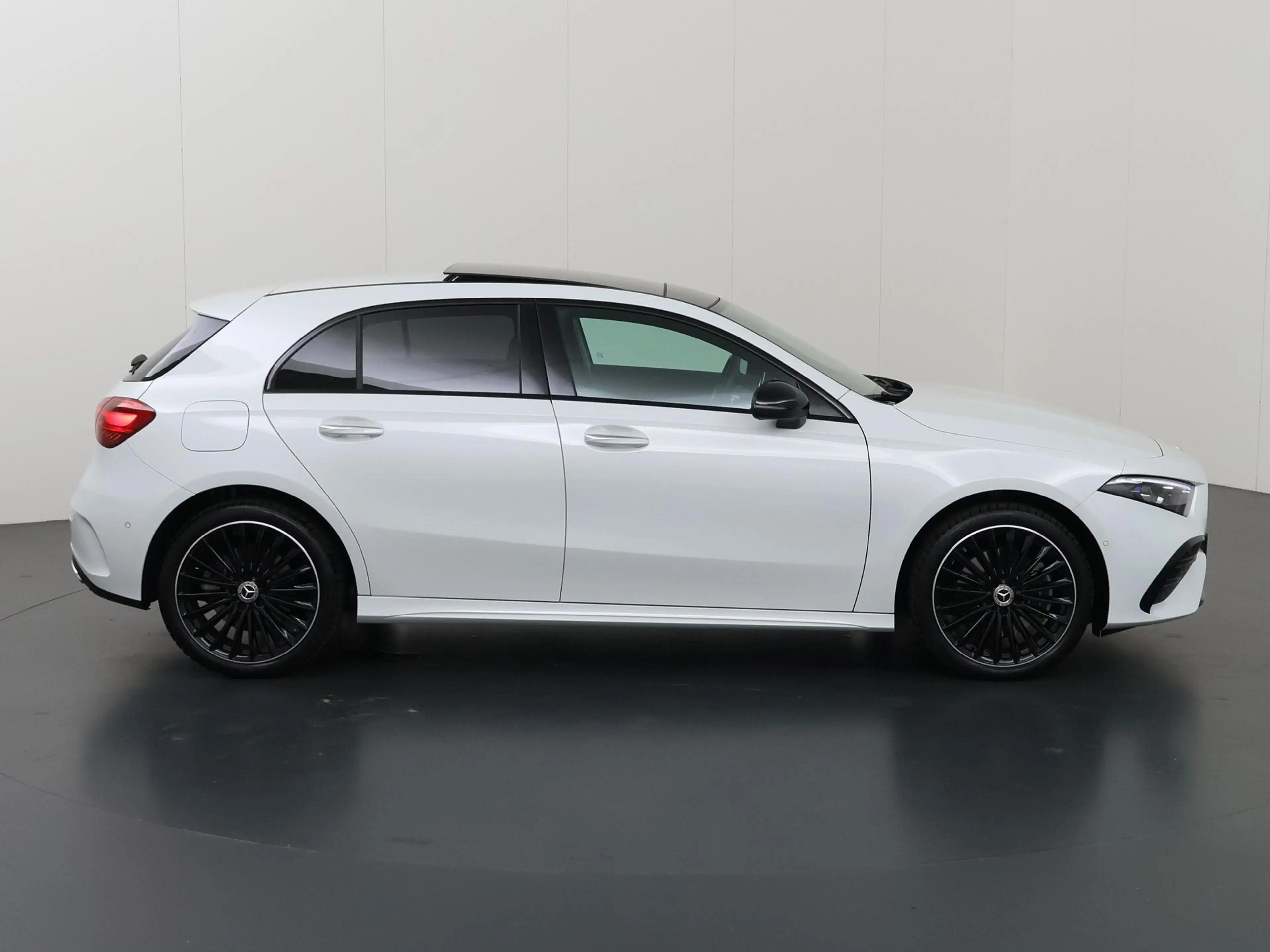 Mercedes-Benz A 250 e AMG Line | Night | Multispaaks velgen | Panorama — photo 6