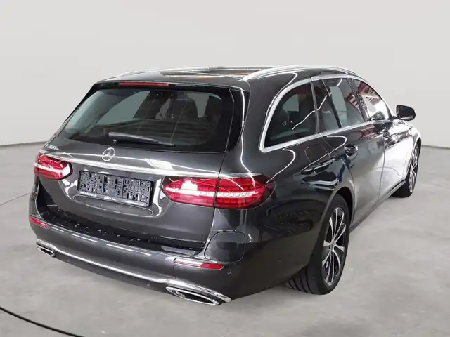 Mercedes-Benz E-Class view 4