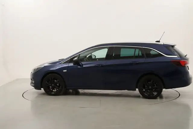 Opel Astra view 2