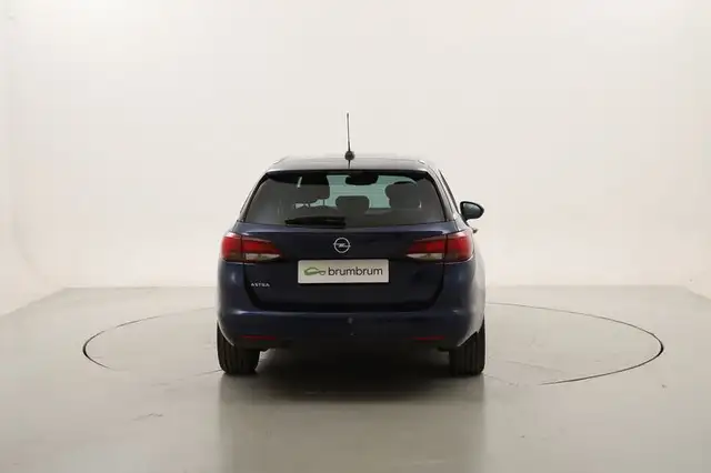 Opel Astra view 4