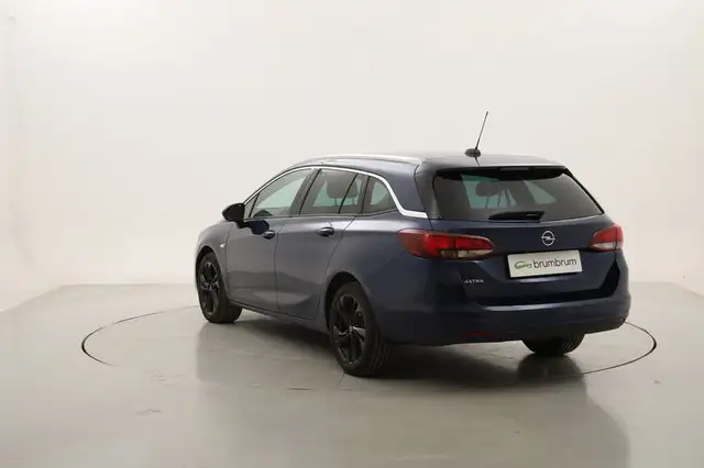 Opel Astra view 3