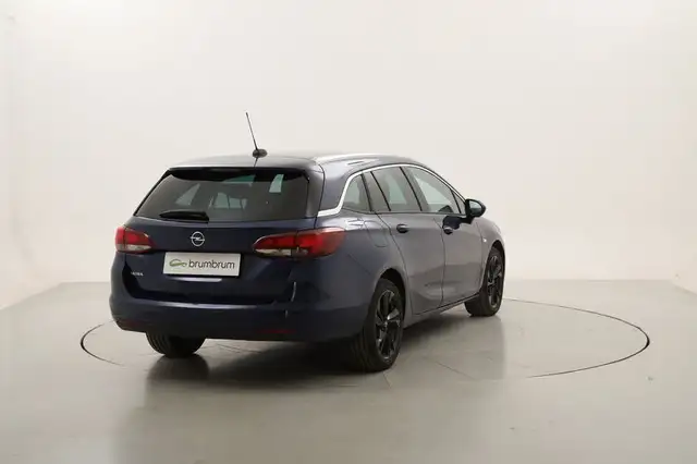 Opel Astra view 5