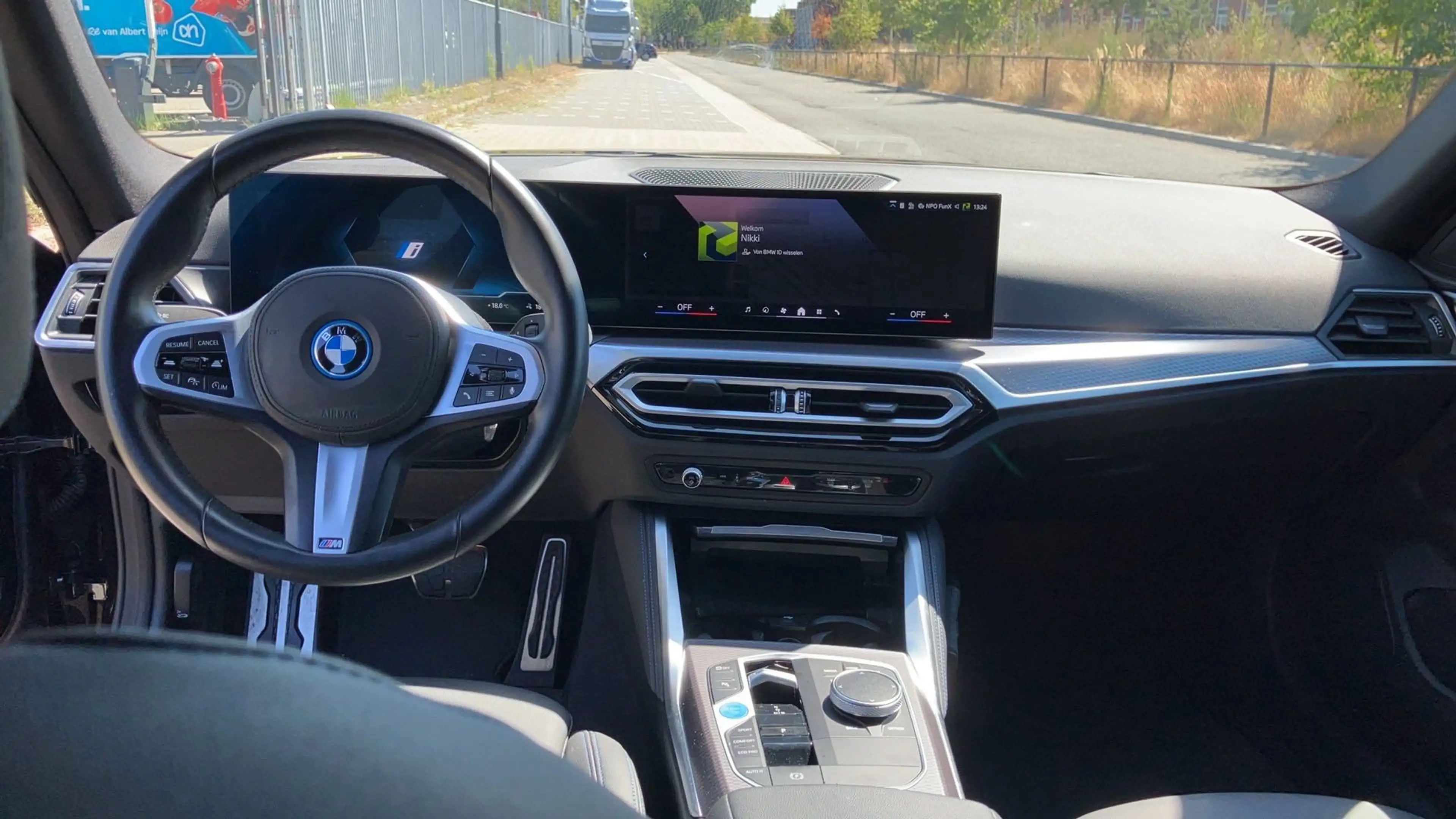 BMW i4 eDrive35 70 kWh / Navigatie / Elek. Achterklep / C — photo 4