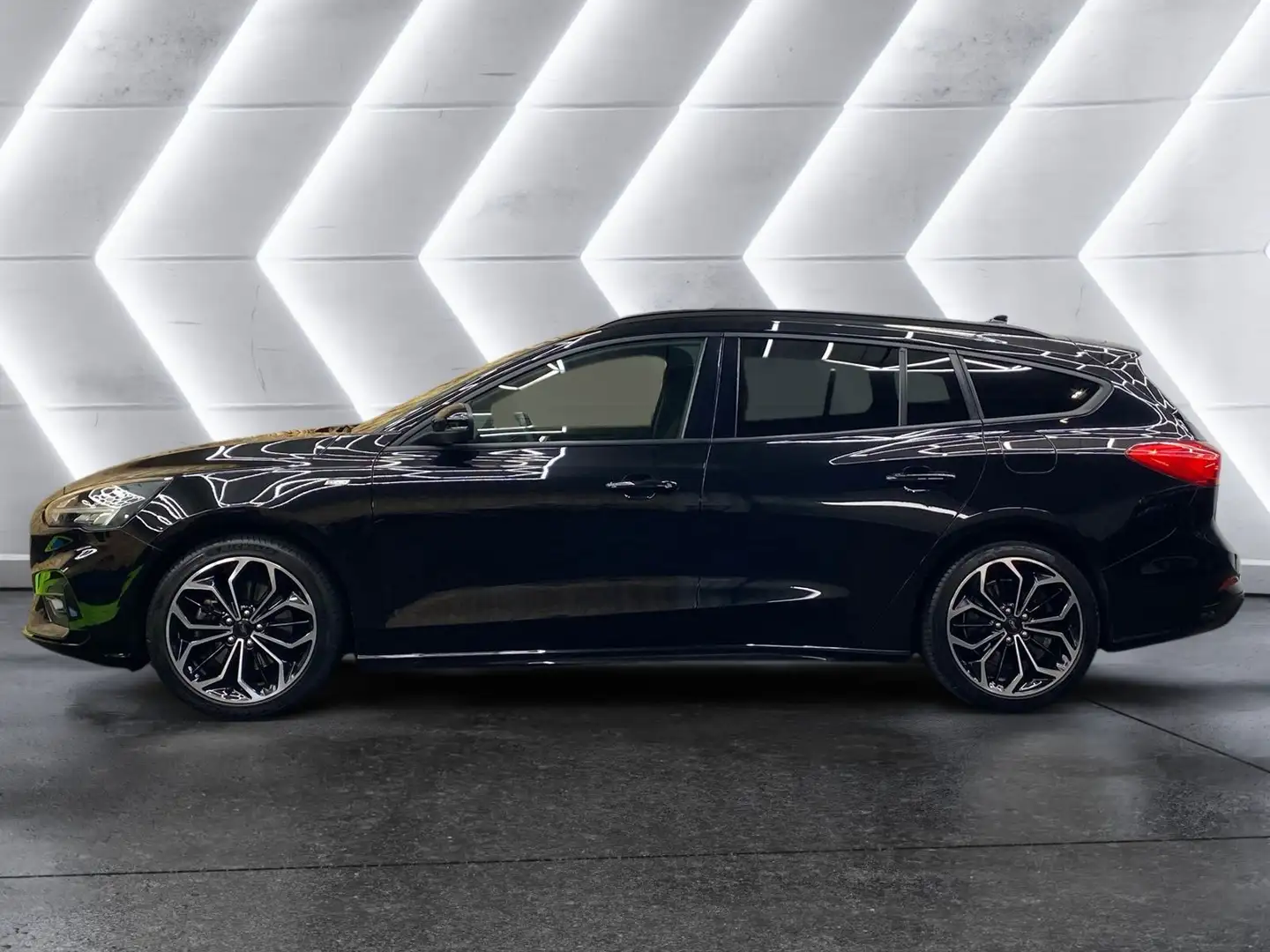 Ford Focus Traveller 1,0 EcoBoost **ST-Line** Schwarz - 2
