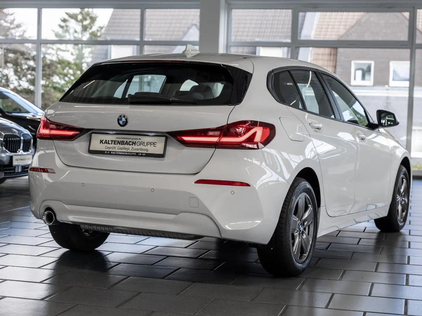 BMW 116 i Advantage LED W-LAN NAVI SHZ PDC KLIMA Weiß - 2