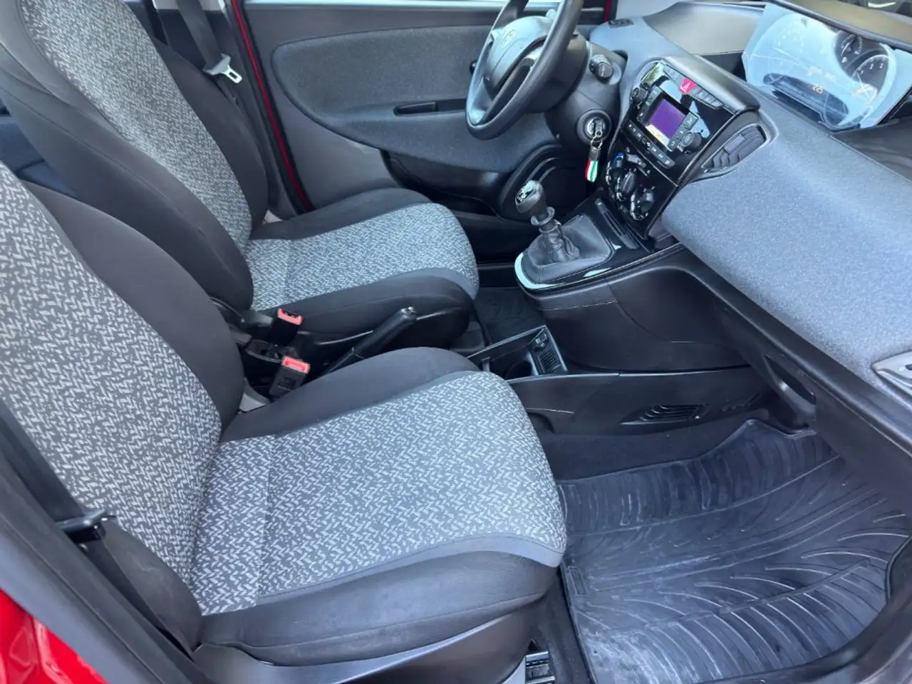 Lancia Ypsilon 2022 — фото 12