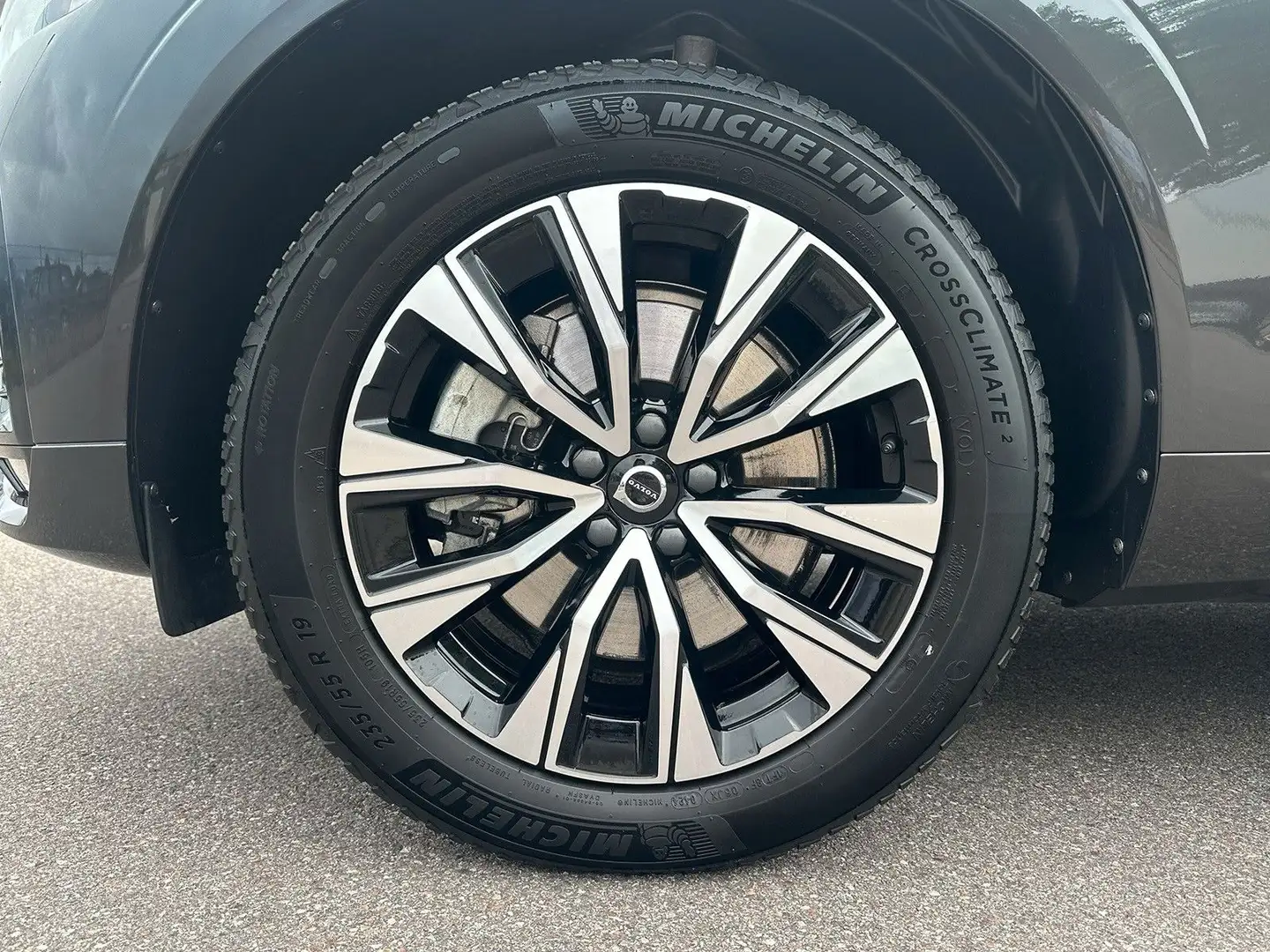 Volvo XC60 B5 AWD Mild-Hybrid Plus Dark AHK ACC BLIS Grau - 2