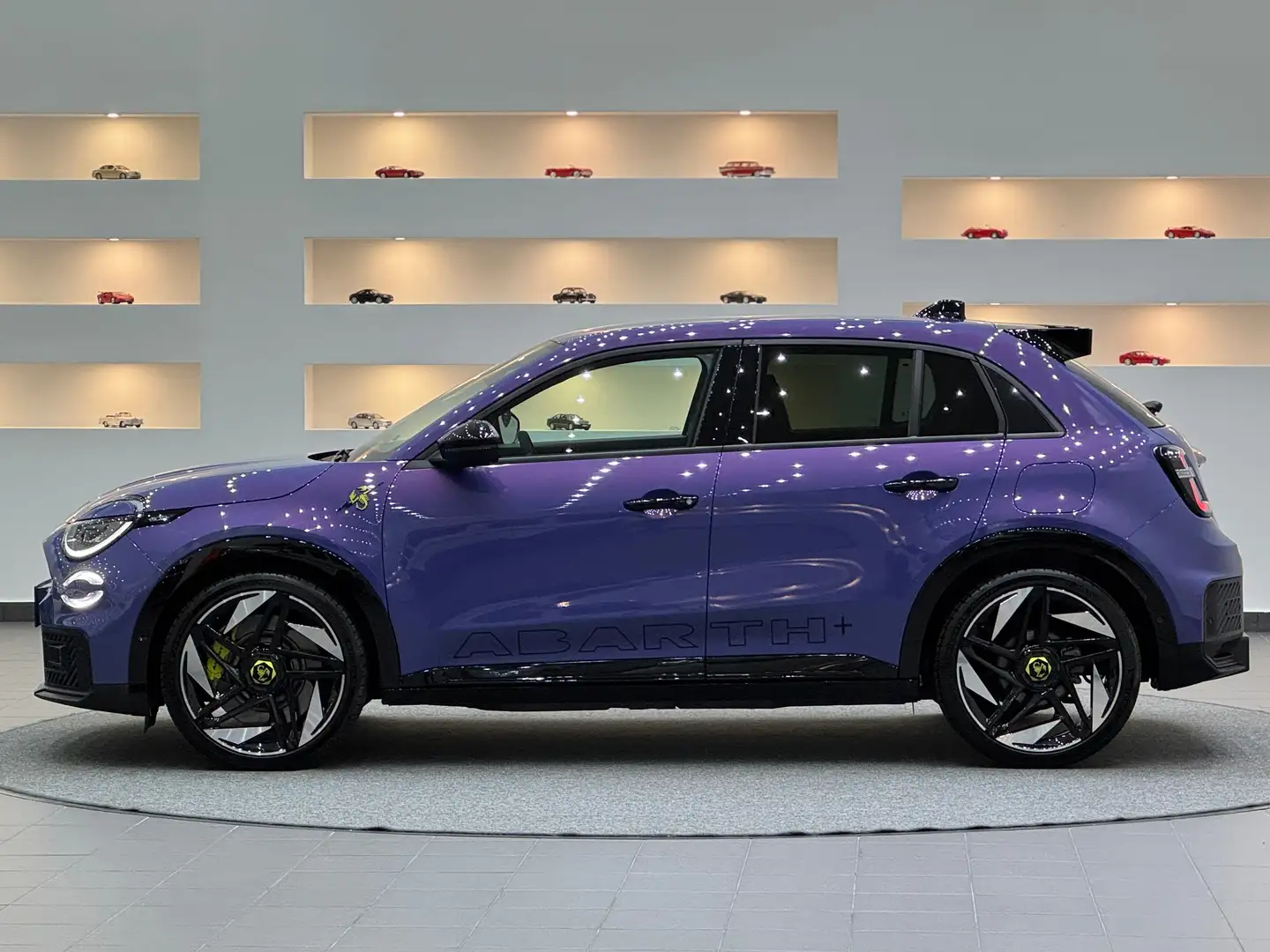 Abarth 600e Scorpionissima *HYPNOTIC PURPLE* SABELT * Violett - 2
