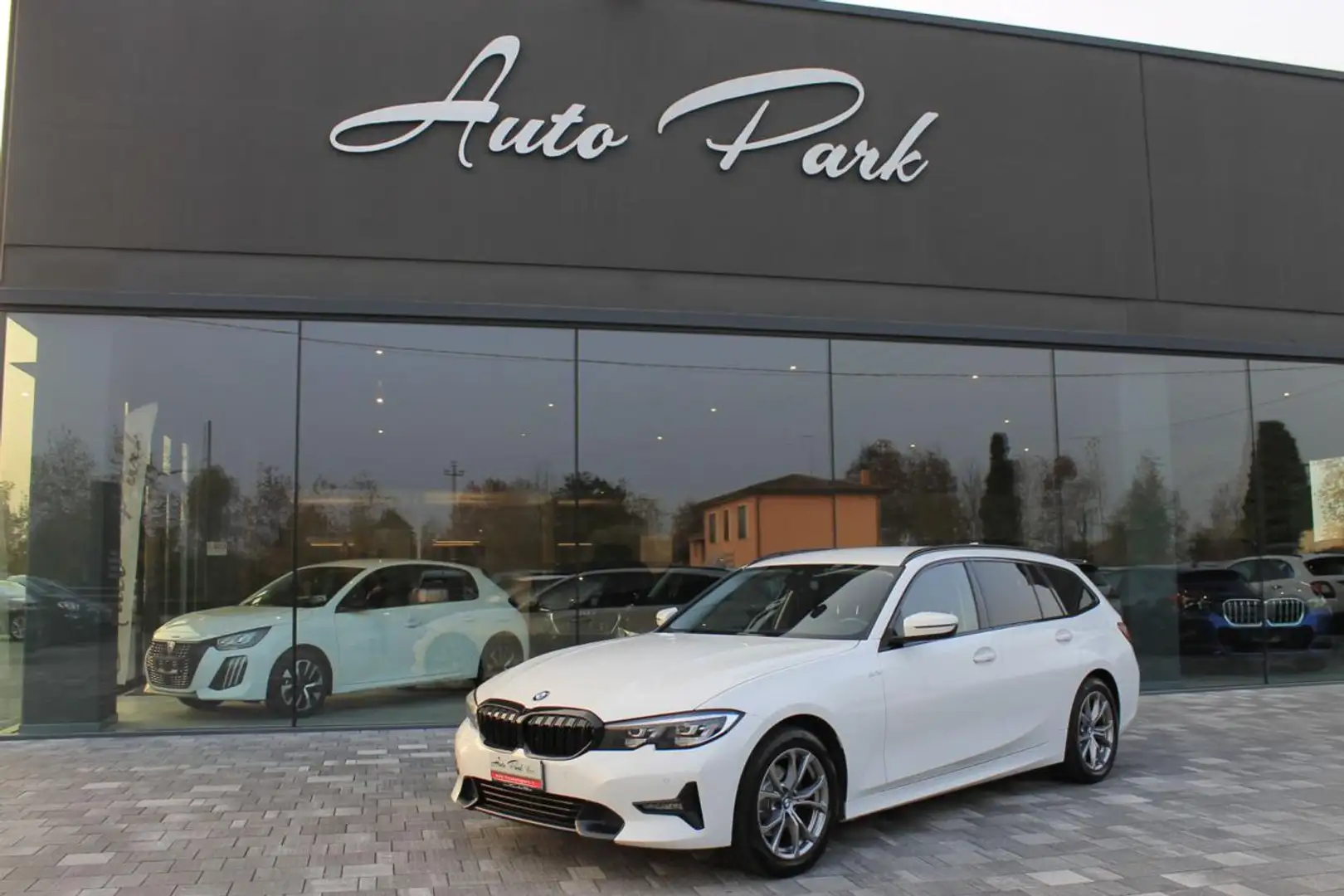 BMW 320 d 48V xDrive Touring Sport Blanc - 1