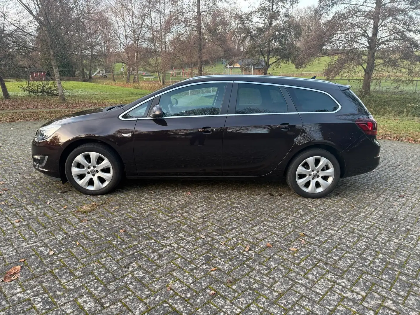 Opel Astra 1.4 Sportstourer Innovation Navi AHK PDC Braun - 2