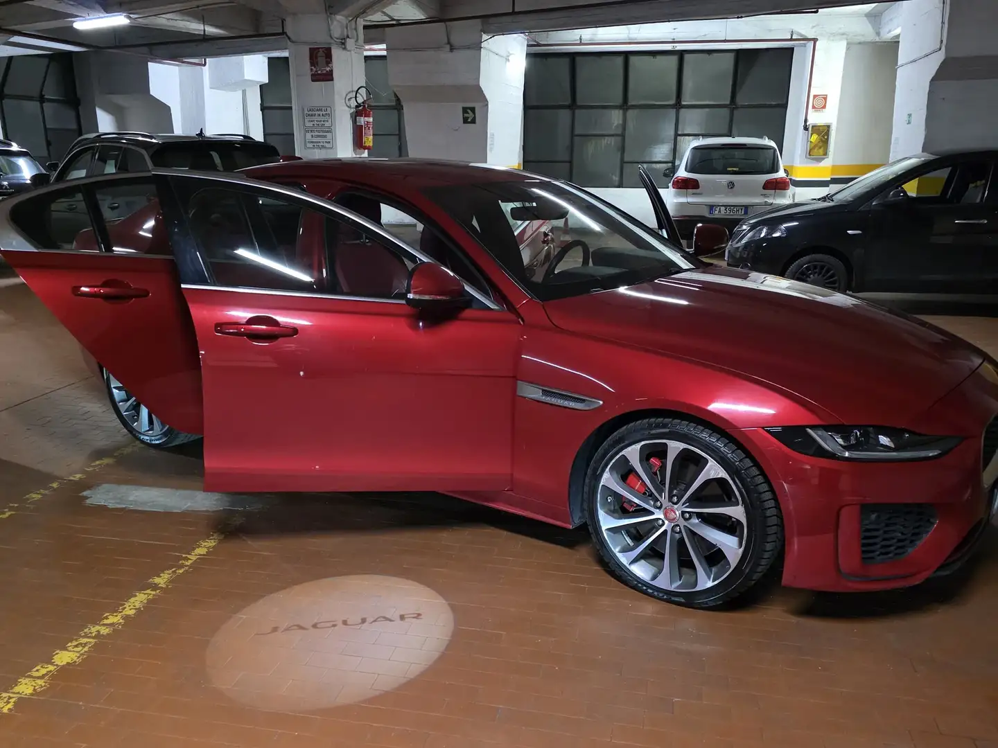 Jaguar XE XE 2.0 i4 R-Dynamic HSE rwd 250cv auto Rosso - 1