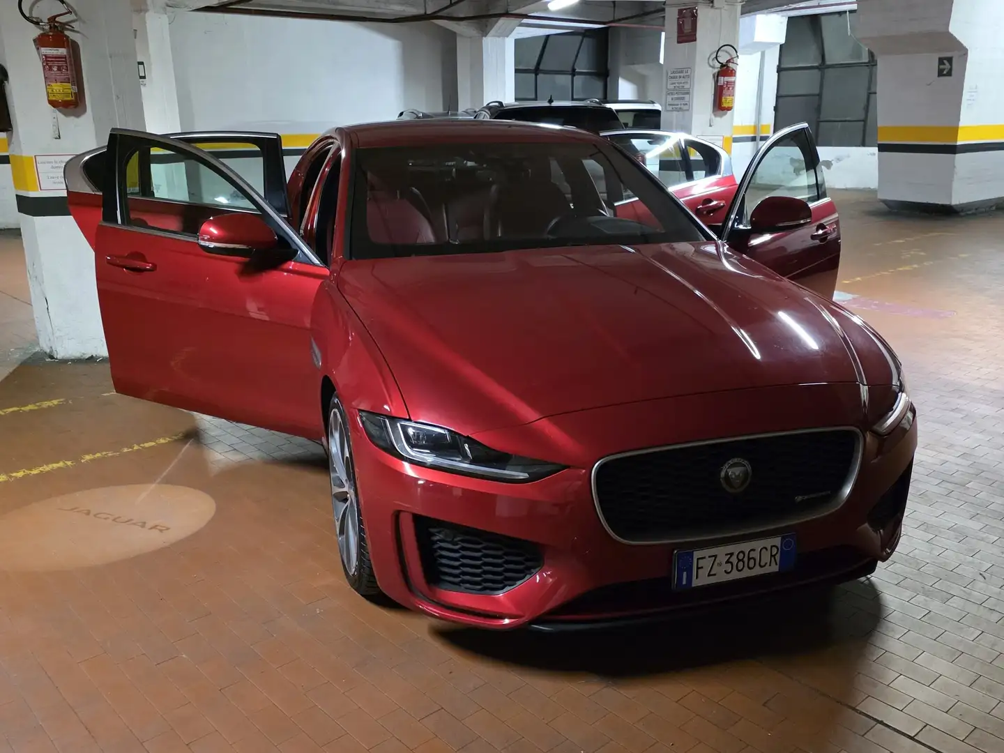 Jaguar XE XE 2.0 i4 R-Dynamic HSE rwd 250cv auto Rosso - 2