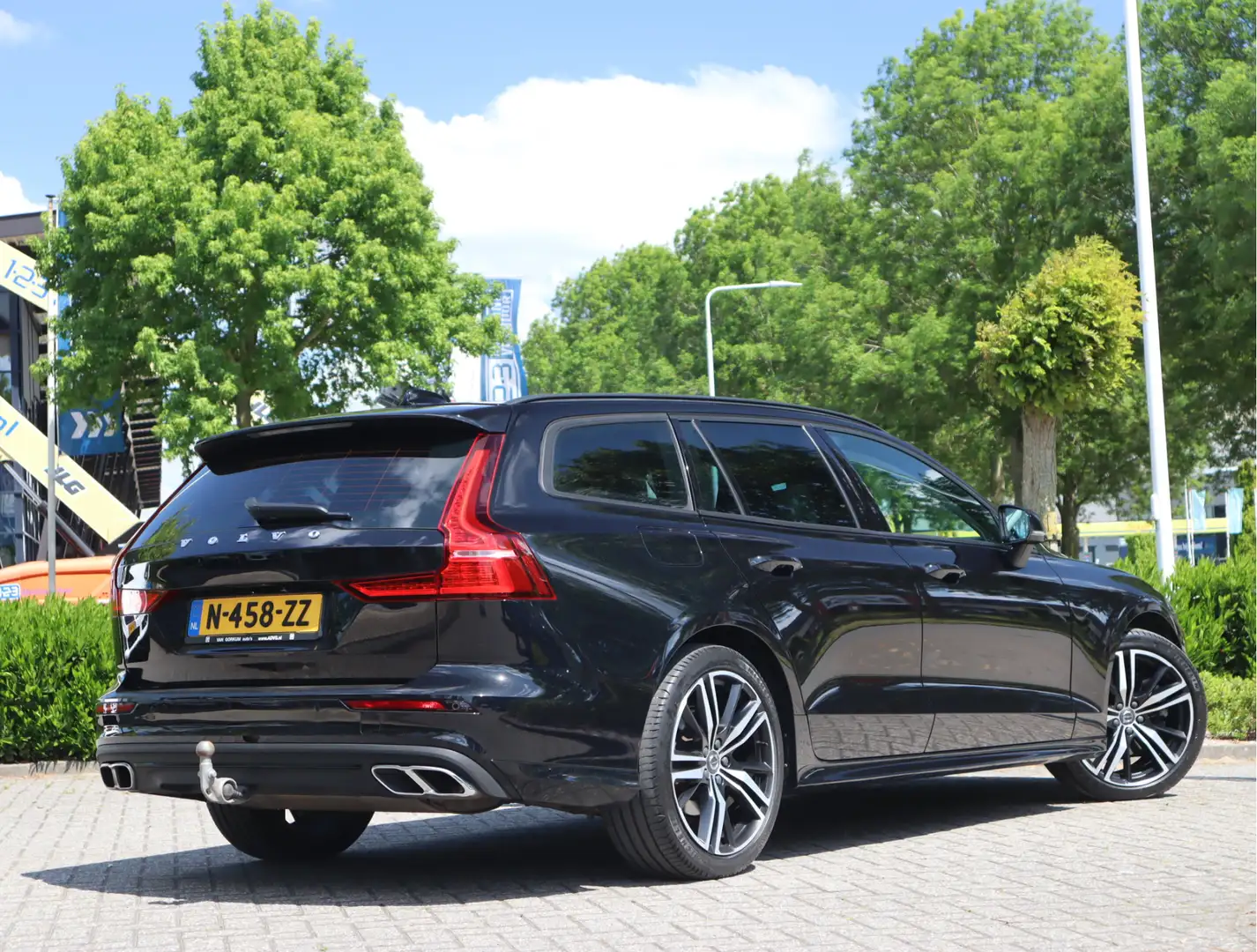 Volvo V60 2.0 B3 Momentum / Bodykit / Sportstoelen Zwart - 2