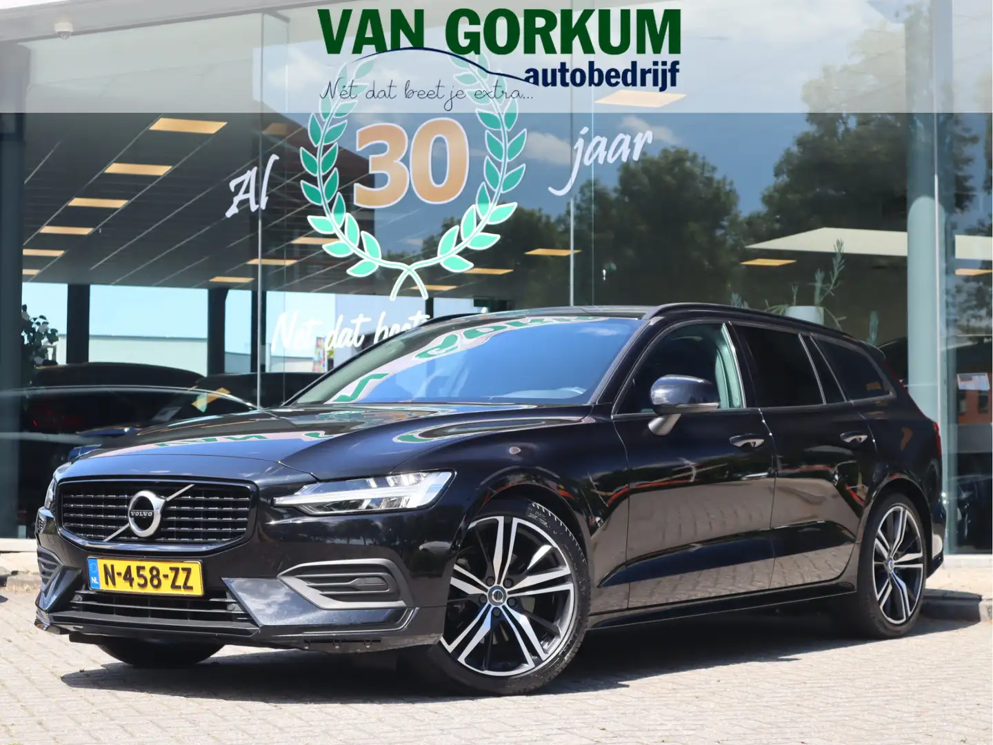 Volvo V60 2.0 B3 Momentum / Bodykit / Sportstoelen Zwart - 1