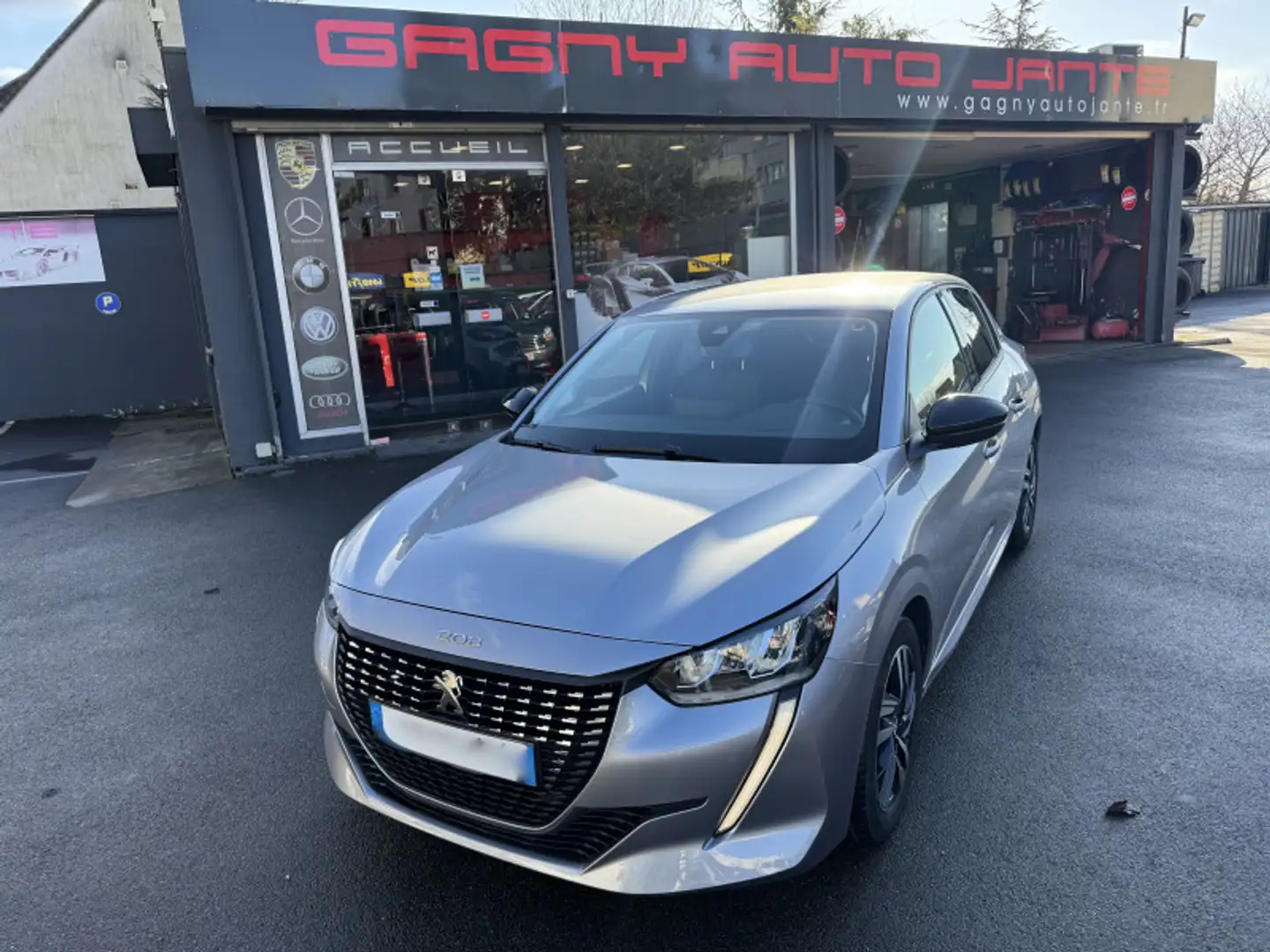 Peugeot 208 1.2 PURETECH 100CH S\u0026S ALLURE Gris - 1