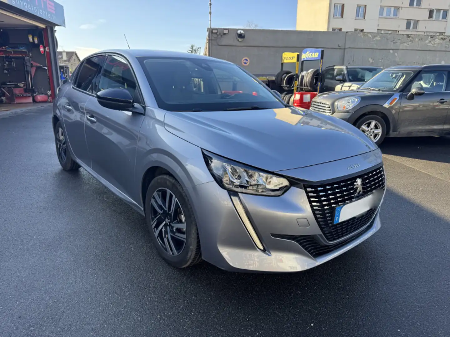 Peugeot 208 1.2 PURETECH 100CH S\u0026S ALLURE Gris - 2