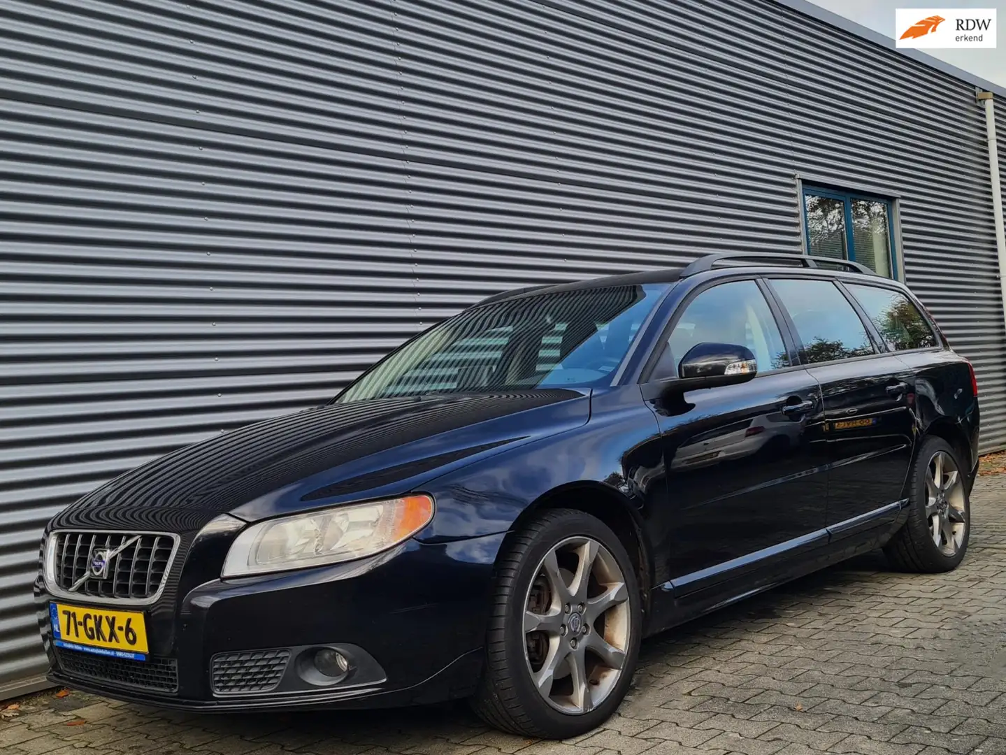 Volvo V70 2.5T 200Pk Momentum 08-2008 Black Sapphire Metalli Zwart - 1