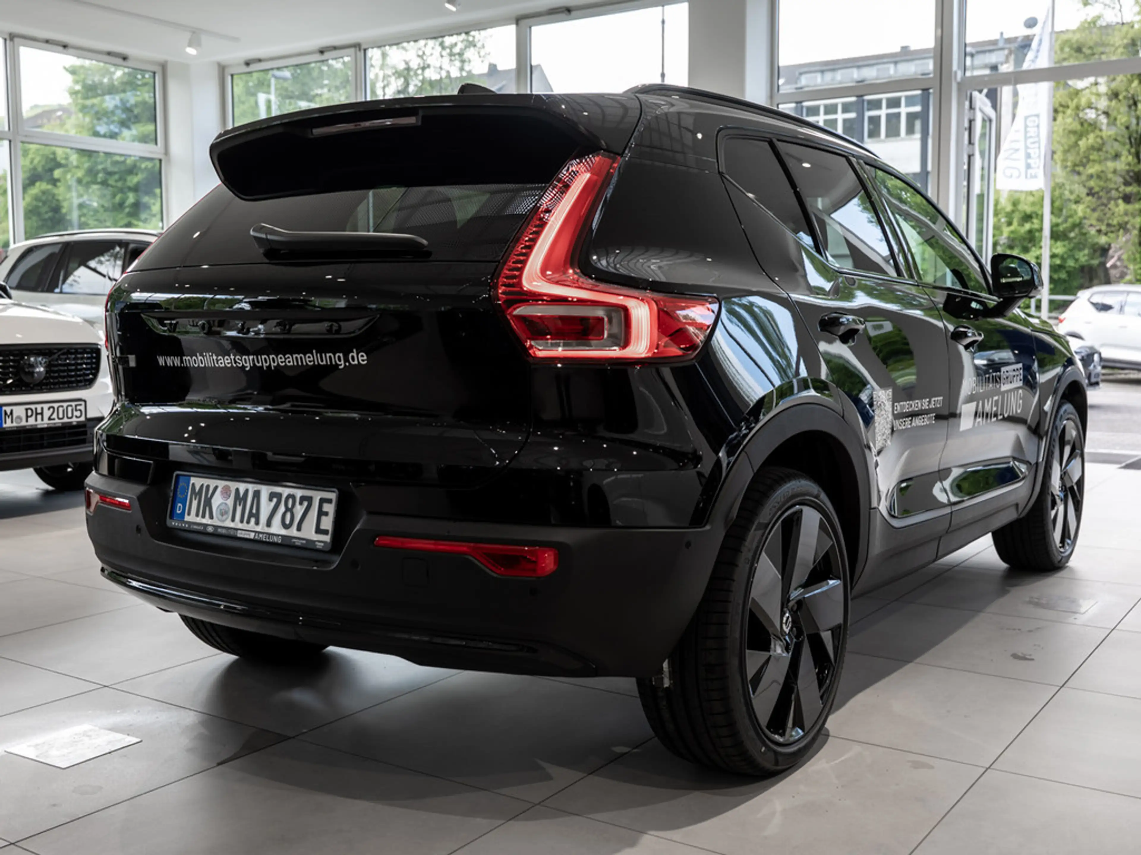 Volvo EX40 Single Motor Extended Range Plus Black Edition — photo 2