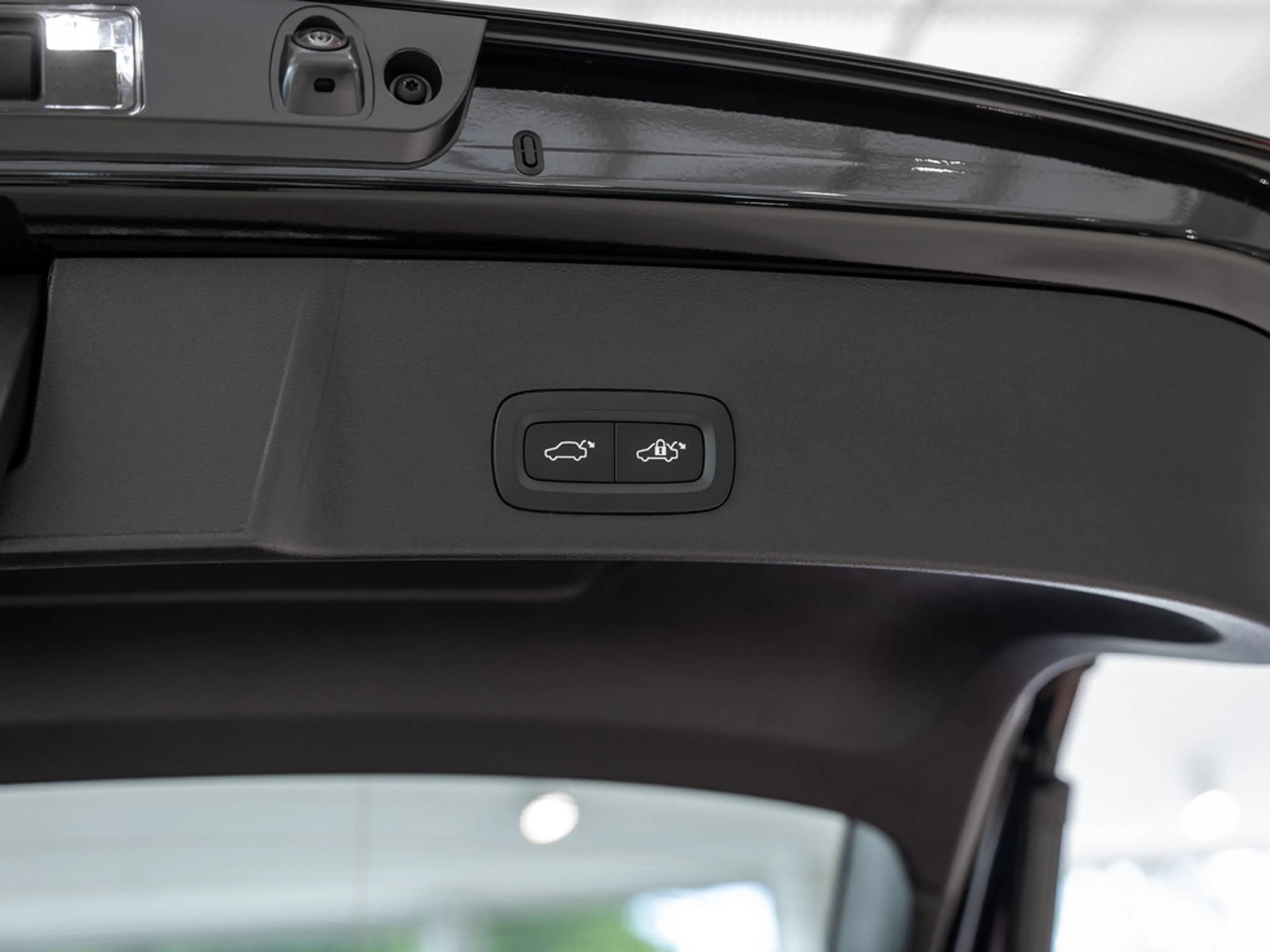 Volvo EX40 Single Motor Extended Range Plus Black Edition — photo 11