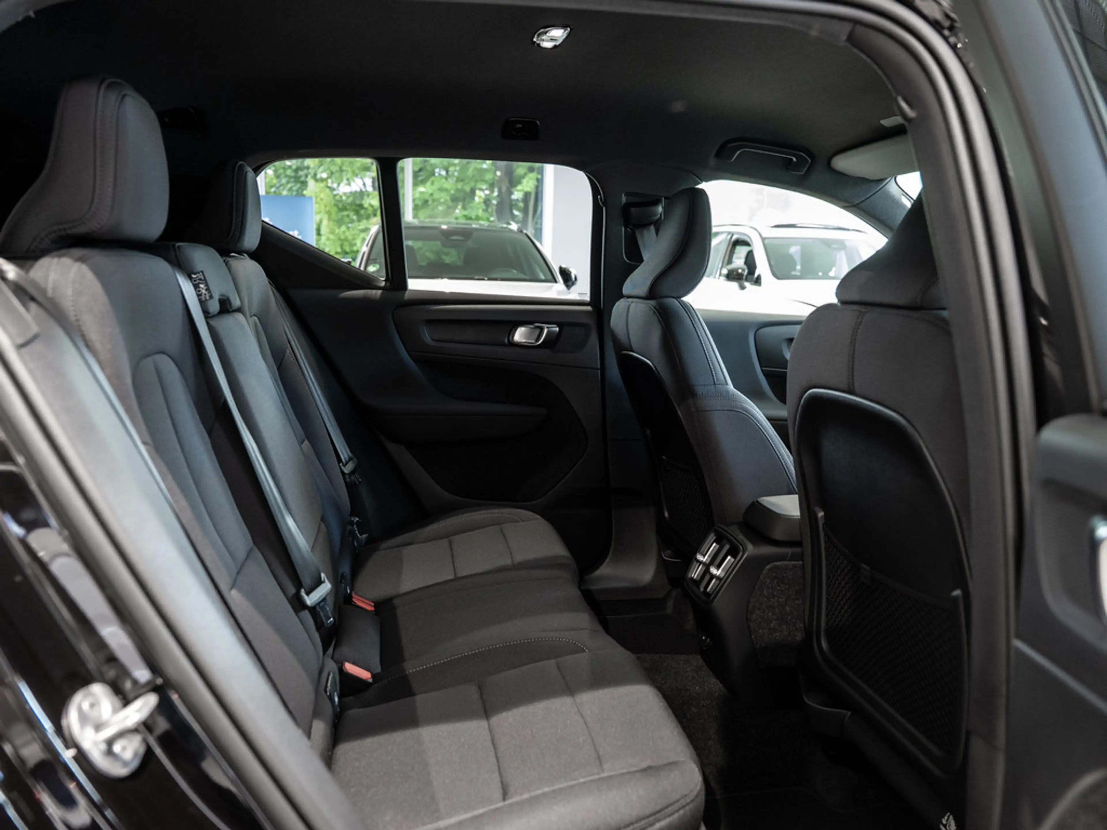 Volvo EX40 Single Motor Extended Range Plus Black Edition — photo 8
