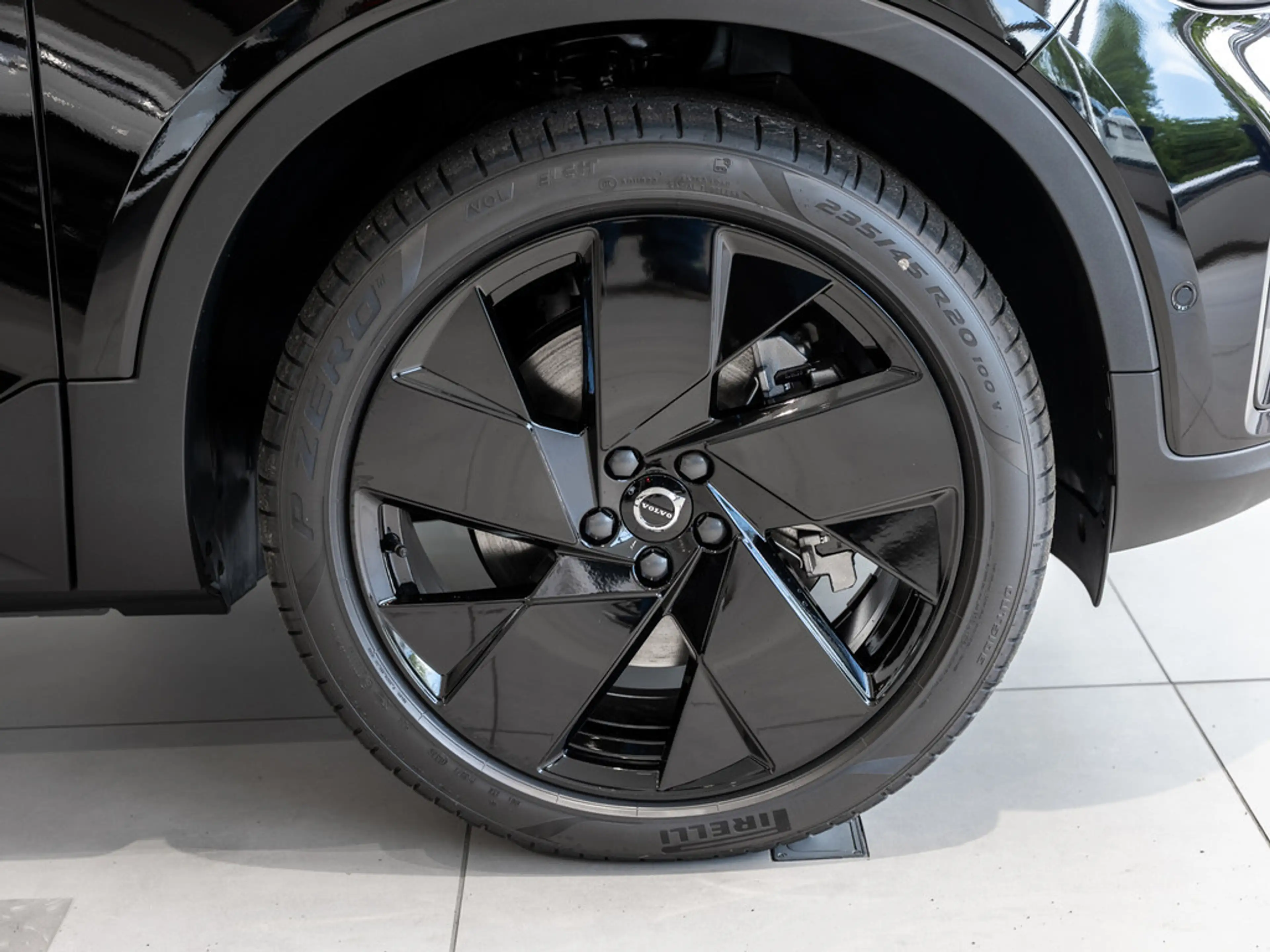 Volvo EX40 Single Motor Extended Range Plus Black Edition — photo 9