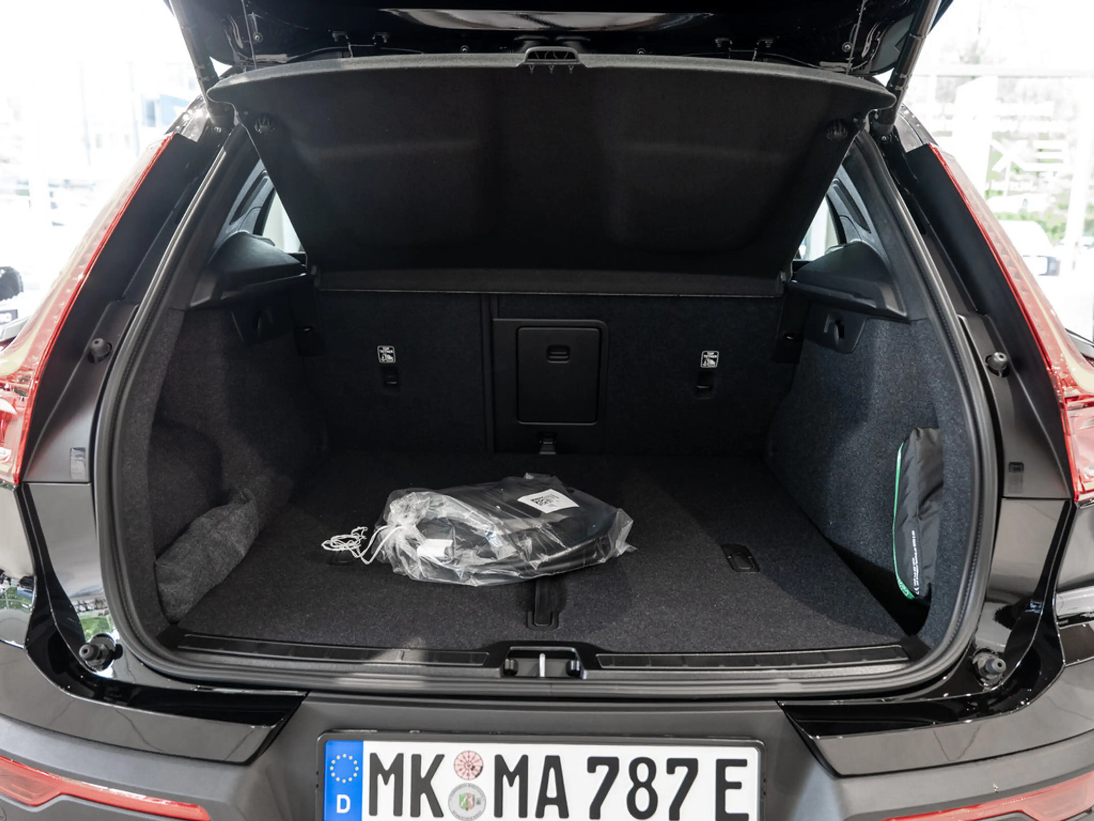 Volvo EX40 Single Motor Extended Range Plus Black Edition — photo 10
