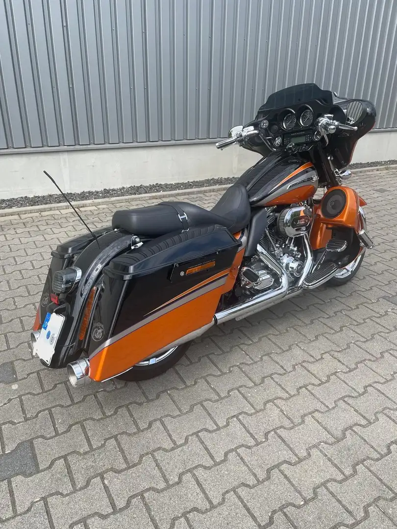 Harley-Davidson Street Glide Screamin Eagle CVO 110 inch, Sondermodell Oranje - 2