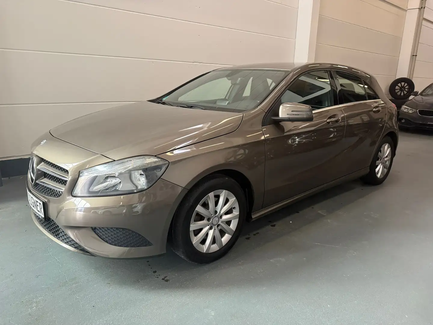 Mercedes-Benz A 180 BlueEfficiency Navi*Kamera*Sitzheiz.*Teilleder Braun - 1