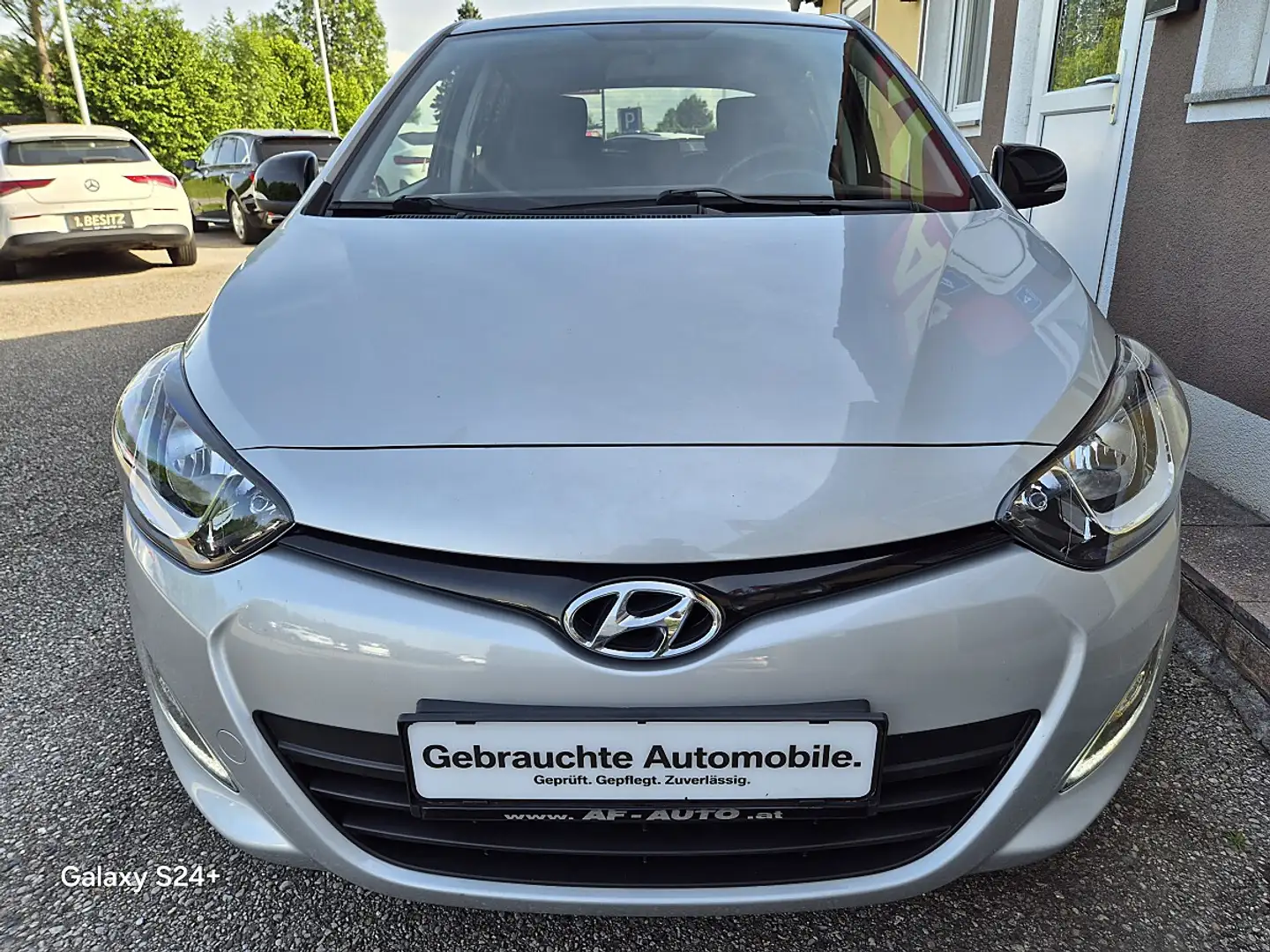 Hyundai i20 1,25 Life Go Grau - 2
