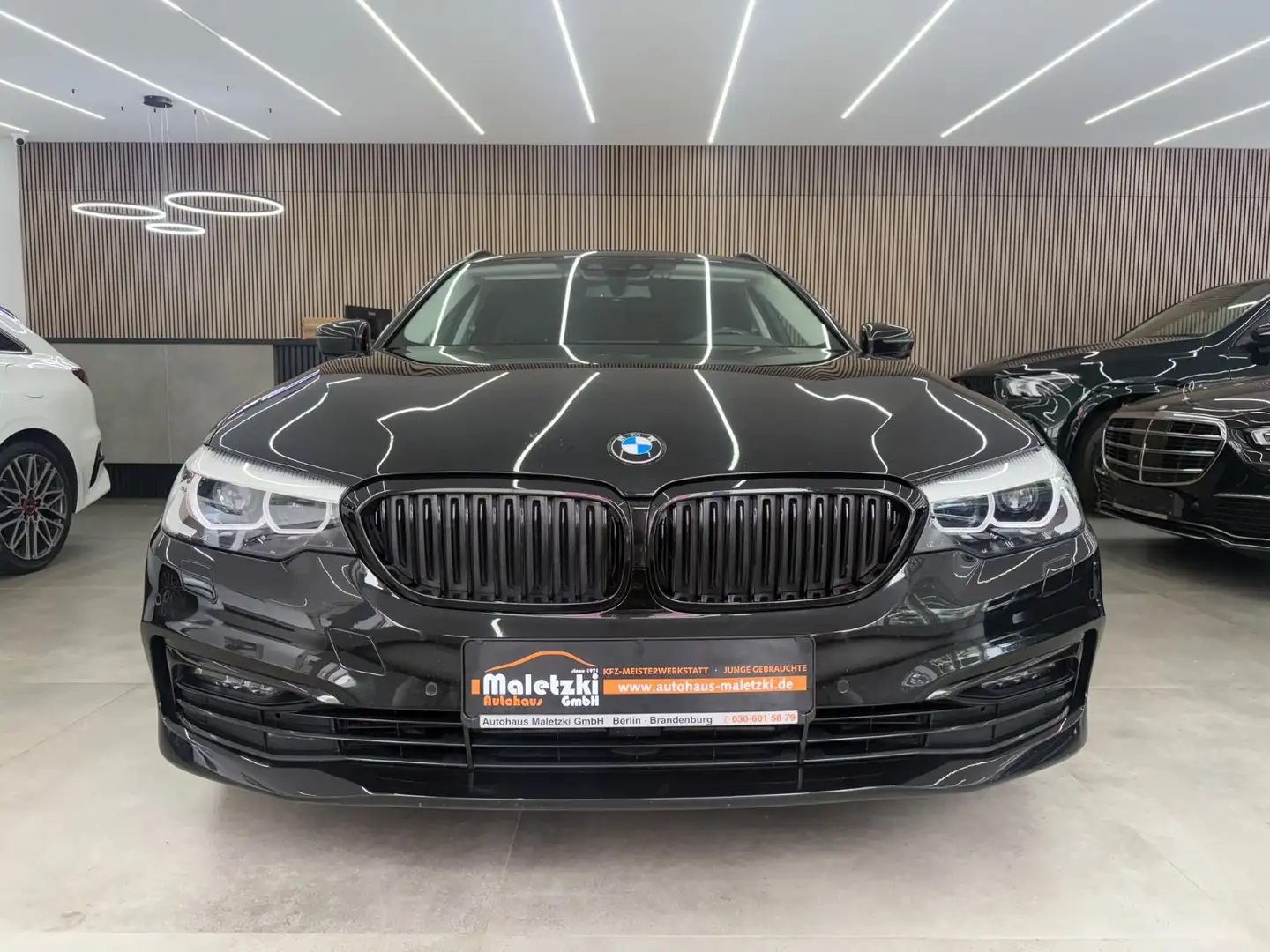 BMW 520 d Touring Sport Line*Lenk.Hz*SHZ*AHK* Чорний - 2