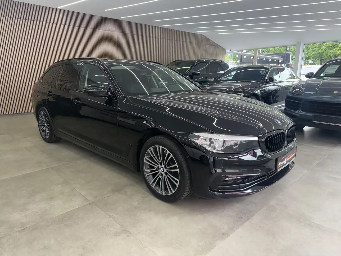 BMW 520 d Touring Sport Line*Lenk.Hz*SHZ*AHK* Чорний - 1