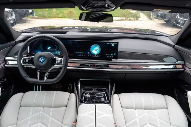 BMW 7 Series view 14