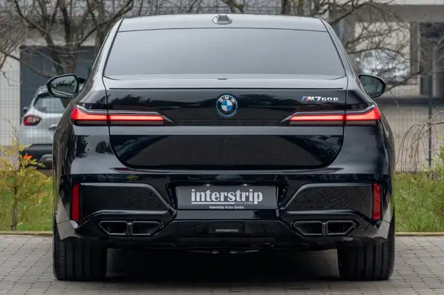 BMW 7 Series view 5