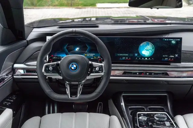 BMW 7 Series view 13