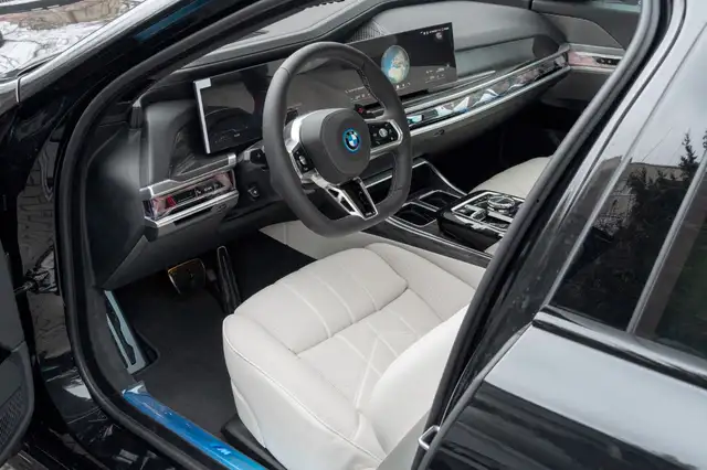 BMW 7 Series view 11